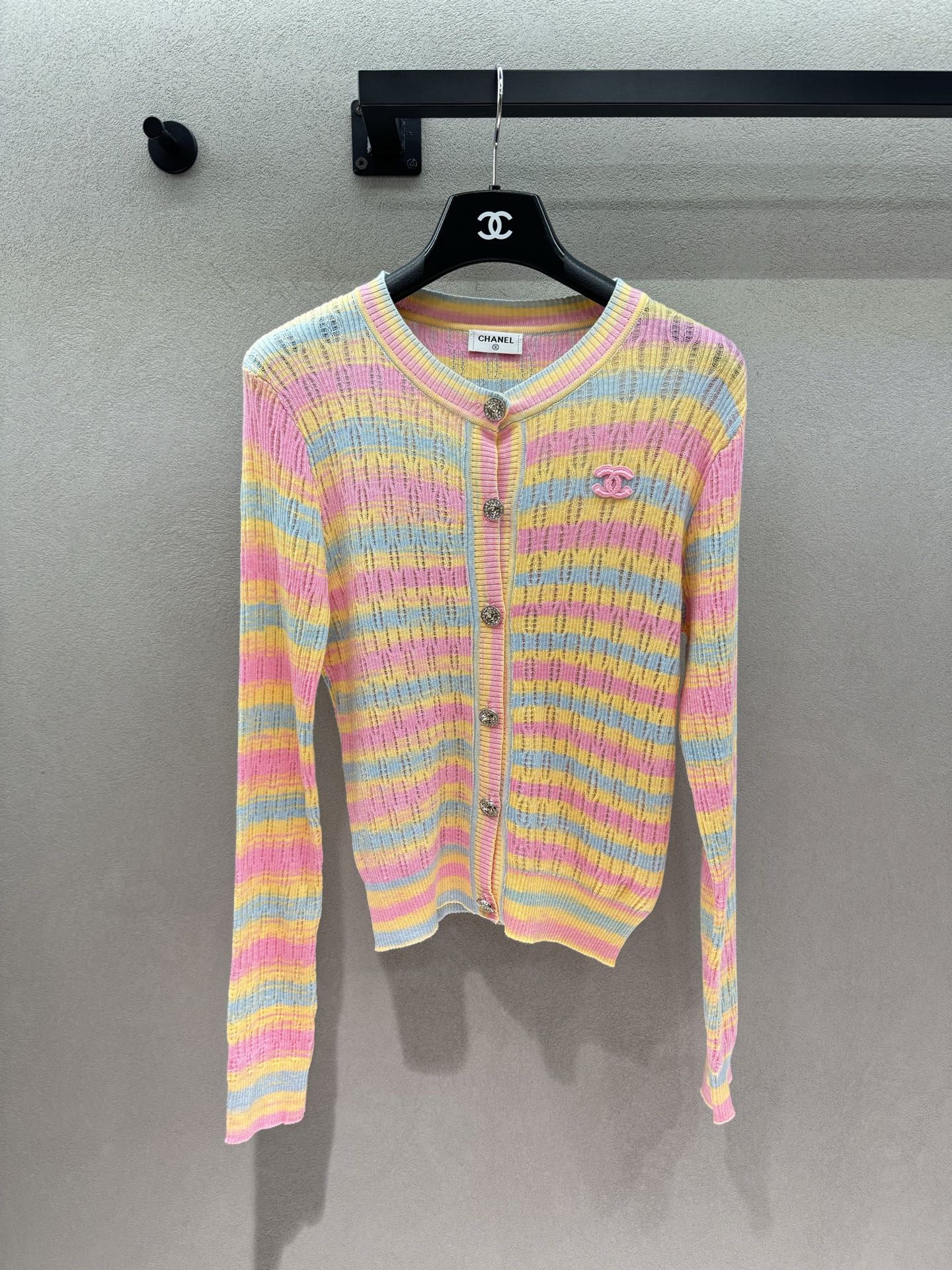 NO:950603,2026 Autumn and Winter!  Hollow pitted knitted fabric, light and breathable. Cardigan + suspender two-piece set, multiple ways to wear it. Two-color pink macaron, blue and green gradient, short version, easily elongated. Can be worn alone or stacked, great for taking photos. Gentle and fresh, just what you need in early autumn~ Two colors, three sizes!  Cardigan details,,198609092026 Autumn and Winter ！ 镂空坑条针织,轻薄透气 开衫+吊带两件套,多种穿法 双色配色粉马卡龙、蓝绿渐变, 短款版型,轻松拉长比例 可单穿可叠搭,拍照氛围感绝佳 温柔清新,初秋刚需穿搭～ 两色,三码！开衫细节,,,Women's clothing