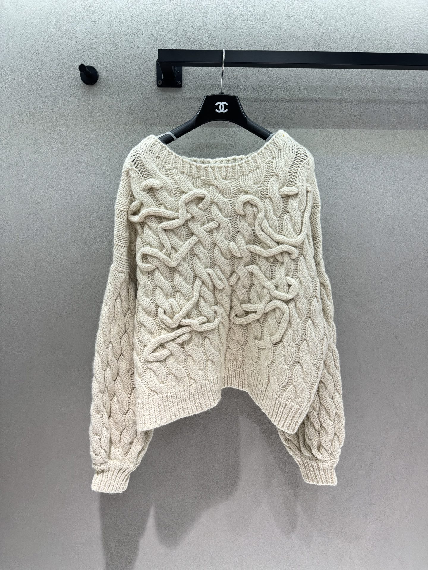 NO:952329,2026 Autumn and Winter!  LOW, three-dimensional rope knotted thick cable hemp knitted top, thick cable knitted texture is full, soft waxy wool and cotton blended fabric, the upper body is light and does not press the body. Short and slightly loose cut, cleverly raises the waistline, dropped shoulder lantern sleeves to modify the arm lines. The original color of Mi Xing is gentle and versatile, with a low-key old money temperament. It is simple and elegant to wear alone, and the layering of the inner shirt is suitable for spring and autumn alone, and for layering in winter. One piece can be worn in many seasons.  A niche style that doesn’t hit the mark, and the texture is visible to the naked eye~ Three sizes!  ,,shirts,198609092026 Autumn and Winter ！LOW,立体绳结粗绞花麻针织上衣, 粗绞花麻花纹肌理饱满,软糯羊毛棉混纺面料,上身轻盈不压身 短款微宽松剪裁,巧妙拉高腰线,落肩灯笼袖修饰手臂线条 米杏原色温柔百搭,自带低调老钱气质 单穿简约大气,内搭衬衫层次感拉满 春秋单穿、冬季叠穿都适配,一件承包多季节穿搭 小众不撞款,质感肉眼可见～ 三码！,,shirts,,Women's clothing