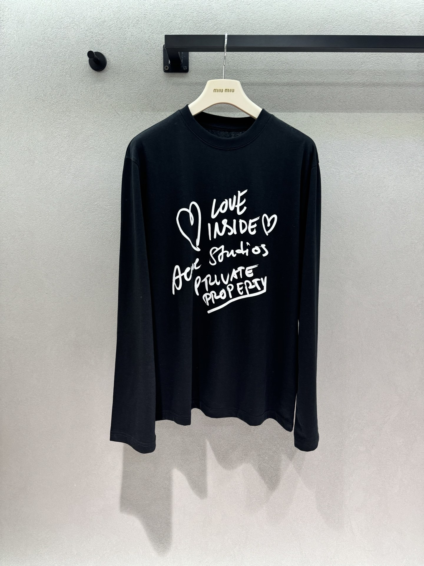 NO:952306,2026 Spring&Summer!  AC, love handwritten printed T-shirt, a versatile and relaxed daily item. Ac slogan T-shirt with a sense of atmosphere is online. Casual hand-painted love handwritten font print, retro handwriting strokes, highly recognizable. White short sleeves + black long sleeves. Loose shoulder cut, not picky on the body shape, excellent hiding effect. The fabric is soft and breathable, comfortable and unrestricted on the upper body. Basic black and white color matching, versatile and perfect~ Three sizes!  Detailed real shots, T-shirt, tees, t-shirt,198609092026 Spring&Summer ！ AC,爱心手写印花T恤,日常百搭松弛感单品 自带氛围感的Ac标语T恤上线 随性手绘爱心手写字体印花,复古手写笔触,辨识度很高 白色短袖+黑色长袖 宽松落肩剪裁,不挑身形,藏肉效果出众 面料柔软透气,上身舒适无束缚 基础黑白配色,百搭不出错～ 三码！ 细节实拍,,T-shirt,tees，t-shirt,,Women's clothing