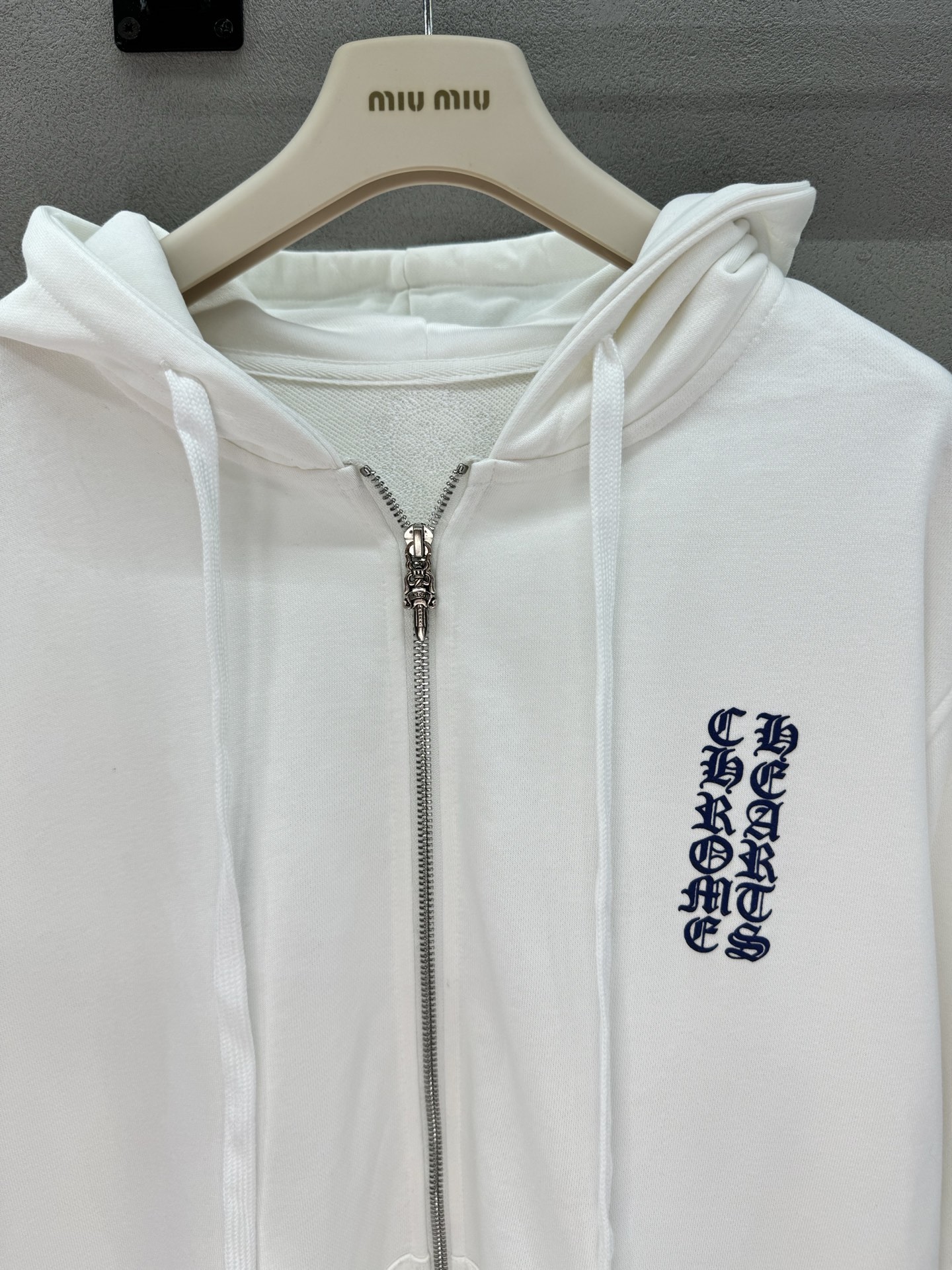 ❄️2026 Autumn and Winter❄️ !克罗心,清爽感白色拉链帽衫, 经典哥特字母印花 干净白底色搭配蓝 ❄️2026 Autumn and Winter❄️ !克罗心,清爽感白色拉链帽衫, 经典哥特字母印花 干净白底色搭配蓝