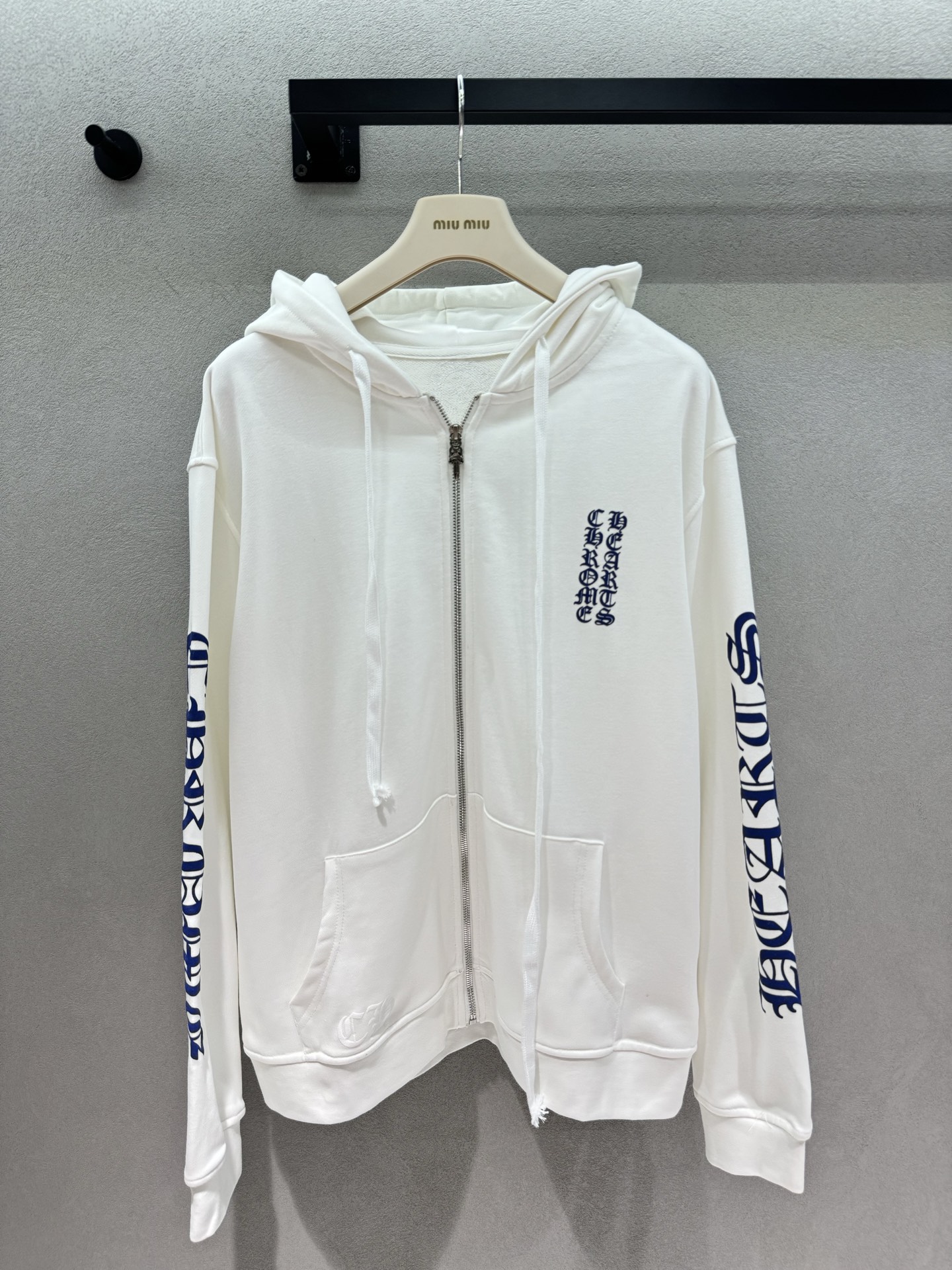 ❄️2026 Autumn and Winter❄️ !克罗心,清爽感白色拉链帽衫, 经典哥特字母印花 干净白底色搭配蓝 ❄️2026 Autumn and Winter❄️ !克罗心,清爽感白色拉链帽衫, 经典哥特字母印花 干净白底色搭配蓝
