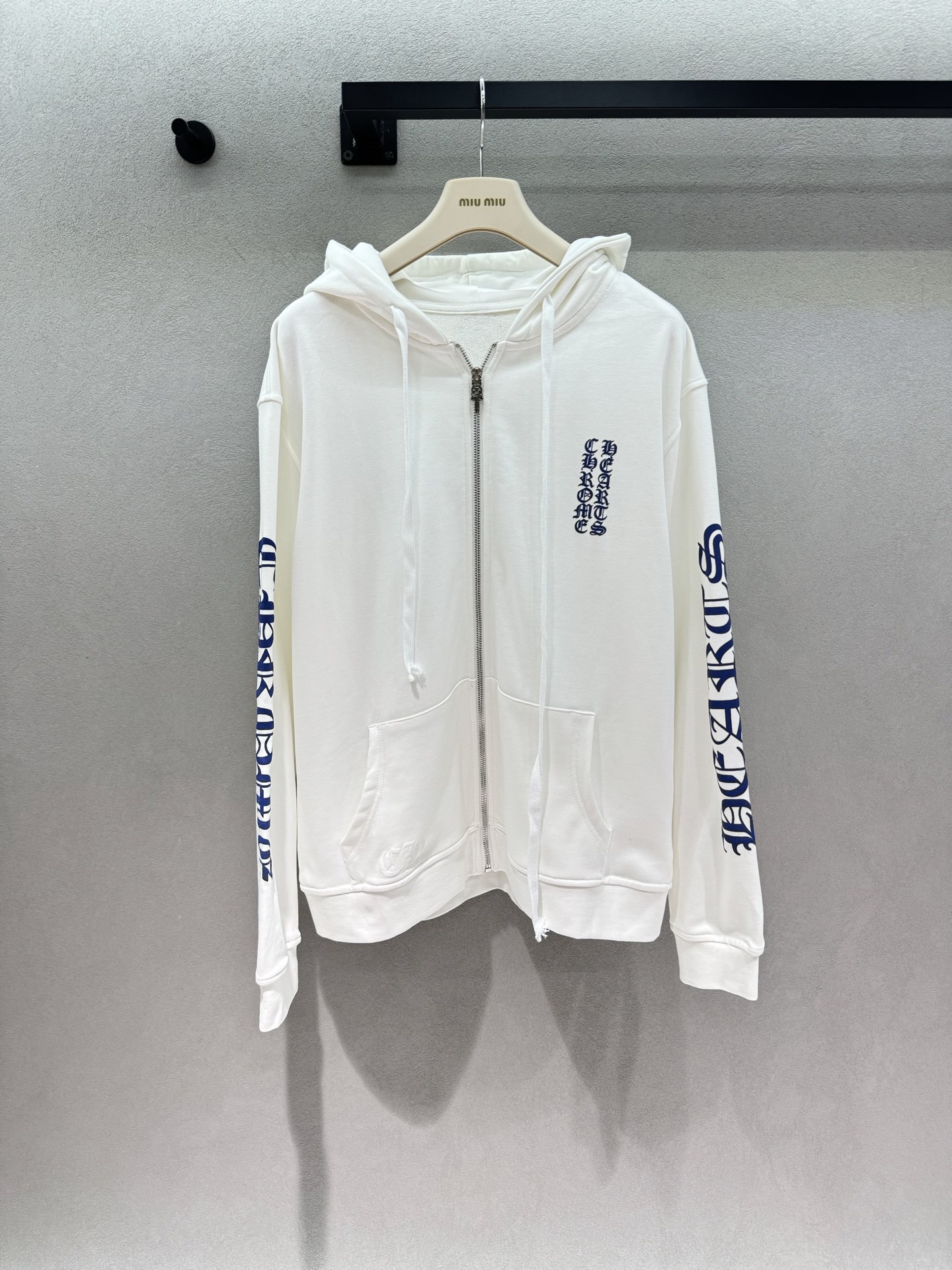 NO:952260,2026 Autumn and Winter!  Crow Heart, refreshing white zipper hoodie, classic Gothic lettering print, clean white background with blue font, short version, making you look taller and slimmer, two-way metal zipper, easy to put on and take off, a casual set for daily use, with a sense of street relaxation, a versatile jacket for all seasons~ Three sizes!  ,,chrome hearts,jackets & coats,hats,198609092026 Autumn and Winter ！克罗心,清爽感白色拉链帽衫, 经典哥特字母印花 干净白底色搭配蓝色字体 短款版型,显高显瘦 双向金属拉链,穿脱方便 日常随手一套,自带街头松弛感 四季刚需百搭外套～ 三码！,,chrome hearts,jackets & coats,hats,,Women's clothing