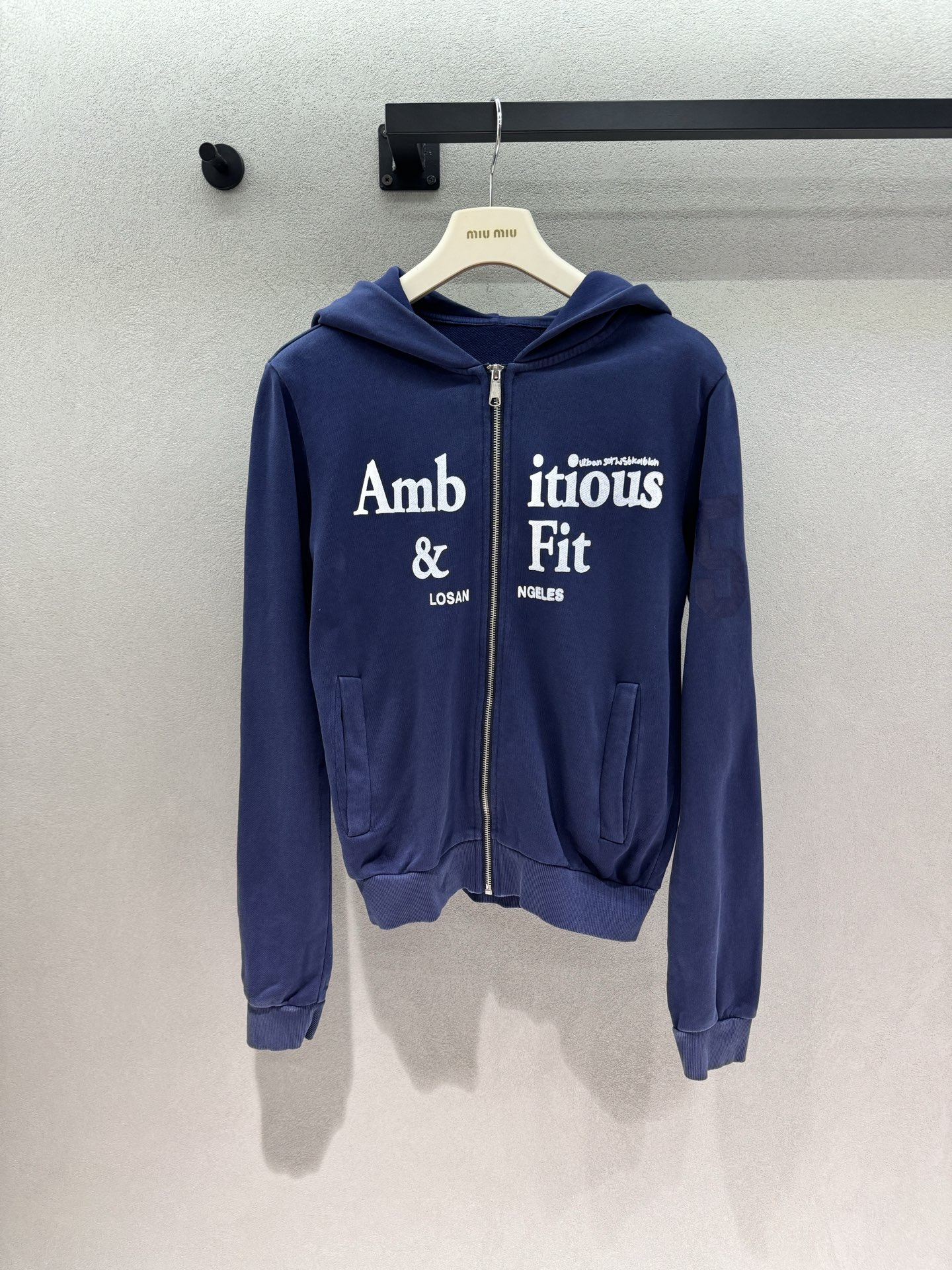 NO:952304,2026 Autumn and Winter!  Stickman retro washed navy blue letter zipper hoodie. Washed distressed fabric, soft and textured tones, not dull and elegant. Split English flocking print on the front, unique design and not easy to clash. Short and neat cut, high waistline, easily optimize body proportions. Full zipper closure + double side pockets, both practical and beautiful. Loose shoulder sleeves, tolerant of various body shapes. Open to wear casual and casual, zip up the zipper to be simple and refreshing. Suitable for pairing with jeans and sports skirts.  A must-have item for daily wear in early autumn~ Three sizes!  ,,skirts,jeans,hats,198609092026 Autumn and Winter ！火柴人复古水洗藏青字母拉链帽衫 水洗做旧面料,色调柔和有质感,不沉闷显气质 正面分割式英文植绒印花,设计别致不容易撞款 短款利落剪裁,拉高腰线,轻松优化身材比例 全拉链开合+双侧口袋,实用与颜值兼顾 宽松落肩袖,包容各种身形 敞开穿随性休闲,拉上拉链简约清爽 搭配牛仔裤、运动裙都适配, 早秋日常穿搭刚需单品～ 三码！,,skirts,jeans,hats,,Women's clothing