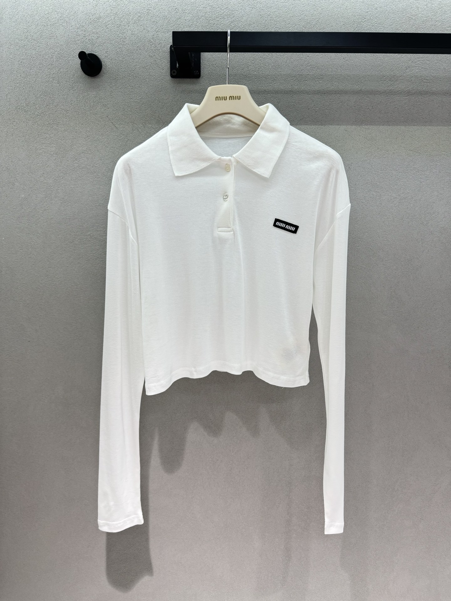 NO:952281,2026 Autumn and Winter!  MM's classic Polo collar has a refreshing college temperament, minimalist and eye-catching pure white tone. The small black woven logo on the chest is low-key and exquisite, with a full sense of detail. The two-button half placket design is casual and relaxed. The short tailoring cleverly raises the waistline, easily creating a 30-70 ratio. Soft and light fabric, the upper body is comfortable and breathable. The dropped shoulders and long sleeves can be used as daily sun protection shirts. Suitable with pleated skirts, denim shorts, and suit pants, giving you a gentle and girly look~  Three yards!  ,,skirts,shorts,business suit,198609092026 Autumn and Winter ！MM经典Polo领自带清爽学院气质, 极简耐看的纯白色调 胸口黑色织标小logo,低调精致,细节感拉满 两粒扣半开襟设计,随性松弛 短款剪裁巧妙拉高腰线,轻松打造三七分比例 软糯轻薄面料,上身舒适透气 落肩长袖,日常可当防晒衫 搭配百褶裙、牛仔短裤、西装裤都适配, 温柔少女感直接拉满～ 三码！,,skirts,shorts,business suit,,Women's clothing