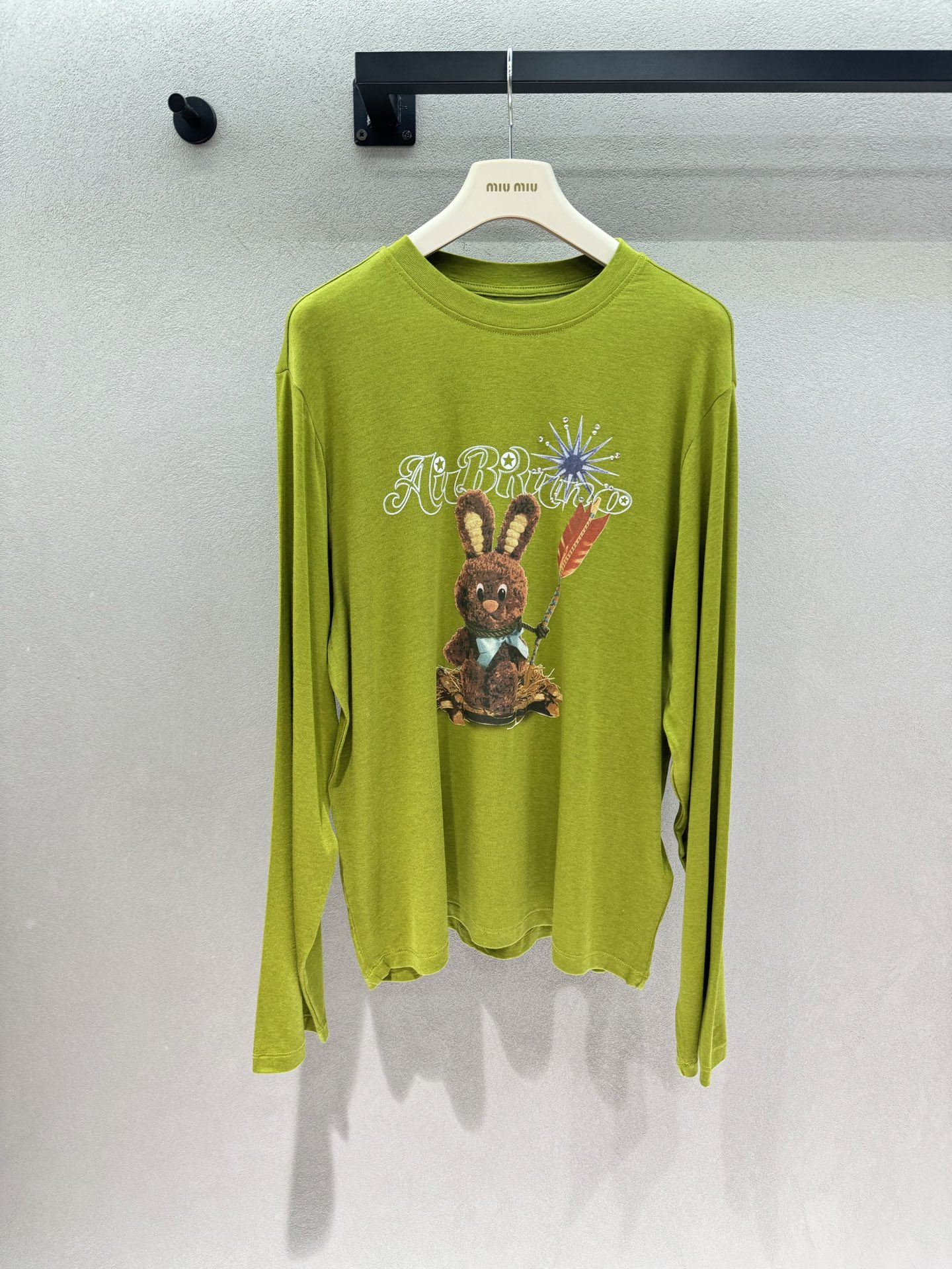 NO:952257,2026 Spring&Summer!  AUB Soft Cute Rabbit Long Sleeve Blouse, who can resist the cute retro bunny printed long sleeves!  The two colors are avocado green and milky white, each with its own charm. The plush bunny illustration on the chest is paired with retro floral letters, which is childlike and not childish. The light and transparent soft fabric is breathable and not stuffy. It is just perfect for long-sleeved sun protection in summer. The loose slightly dropped version is very tolerant to the body and is free and unrestricted. The basic round-neck version is very easy to match and is suitable for jeans, skirts and sweatpants. It is refreshing and casual to wear alone, and it can also be layered with vests and jackets in autumn. The utilization rate is super high ~  Two colors, three codes!  Detailed real shots,,skirts,jeans,jackets & coats,198609092026 Spring&Summer ！AUB软萌兔子长袖罩衫, 谁能拒绝可爱复古兔子印花长袖！ 牛油果绿、奶白两个配色,各有韵味 胸前毛绒兔子插画搭配复古花体字母,童趣不幼稚 轻薄通透的柔软面料,透气不闷,夏季当防晒长袖刚刚好 宽松微落版型,对身材包容度很高,自在无束缚 圆领基础版型超好搭配,牛仔裤、半身裙、运动裤都适配 单穿清爽休闲,秋天还能叠穿马甲、外套,利用率超高～ 两色,三码！ 细节实拍,,skirts,jeans,jackets & coats,,Women's clothing