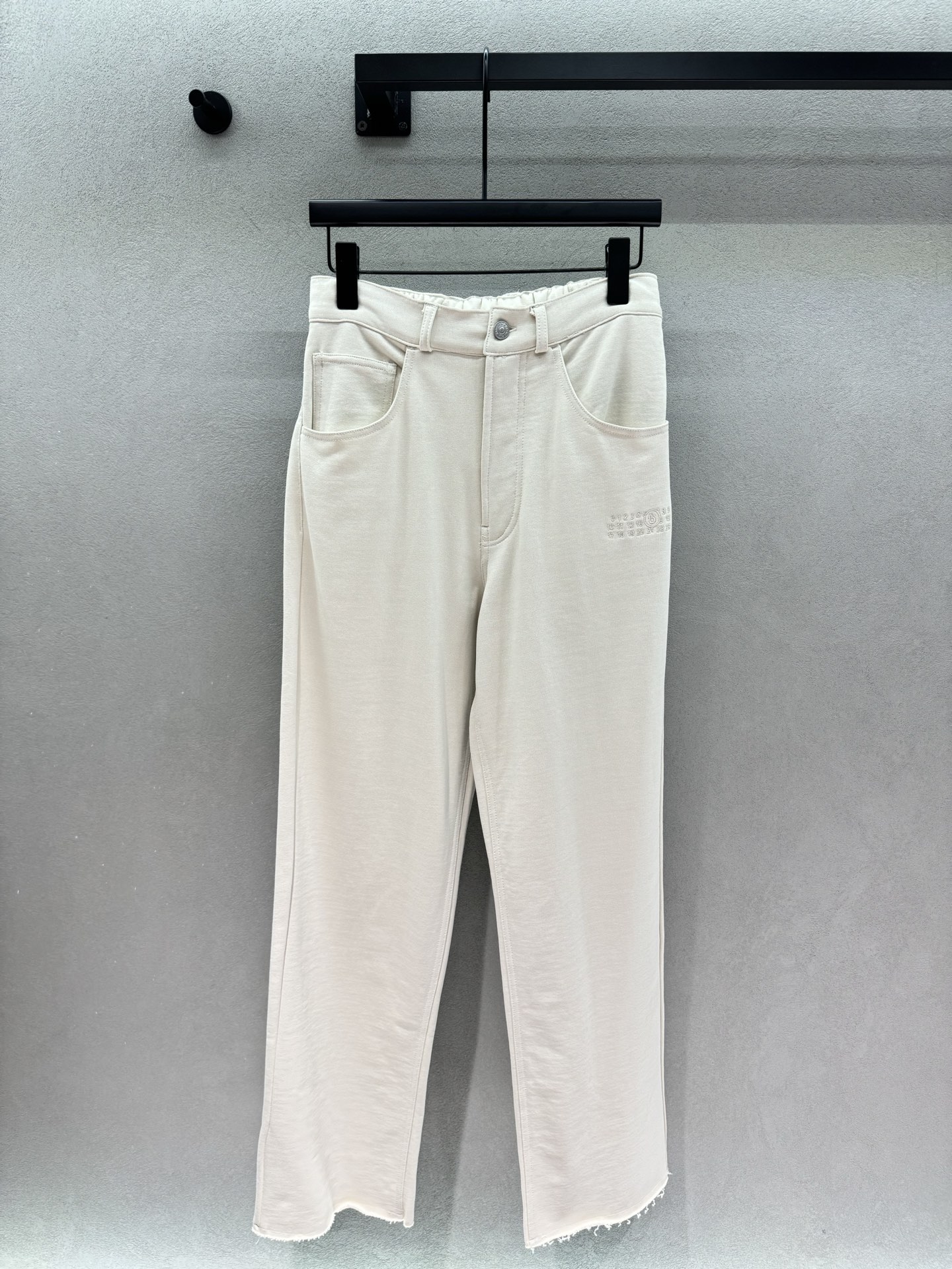 NO:954835,2026 Autumn and Winter!  MM6, raw-edged straight-leg casual pants, who can resist a pair of versatile and comfortable straight-leg pants!  Off-white, classic black, easy to switch for daily wear. Elastic waist design, friendly to all waist sizes. Natural raw edges on the trousers, weakening the boring feeling. Exquisite small embroidery on the side is low-key and not exaggerated. Drape online, modify the leg shape, hide the calf flesh. Suitable for daily matching with knitted sweaters and simple T-shirts. Easy to wear for commuting and shopping. The fabric is soft and skin-friendly, full of comfort~ Two colors, three sizes!  Detailed real shots, masion margiela, tees, t-shirt,198609092026 Autumn and Winter ！MM6,毛边直筒休闲裤, 谁能拒绝一条百搭又舒服的直筒裤！ 米白、经典黑,日常穿搭随心切换 腰部松紧设计,对各种腰围都很友好 裤脚自然毛边剪裁,弱化沉闷感 侧边精致小刺绣低调不浮夸 垂感在线,修饰腿型,藏住小腿肉肉 日常搭配针织衫、简约T恤都超合适 通勤、逛街出行轻松拿捏松弛穿搭 面料软糯亲肤,舒适度拉满～ 两色,三码！细节实拍,,masion margiela,tees，t-shirt,,Women's clothing