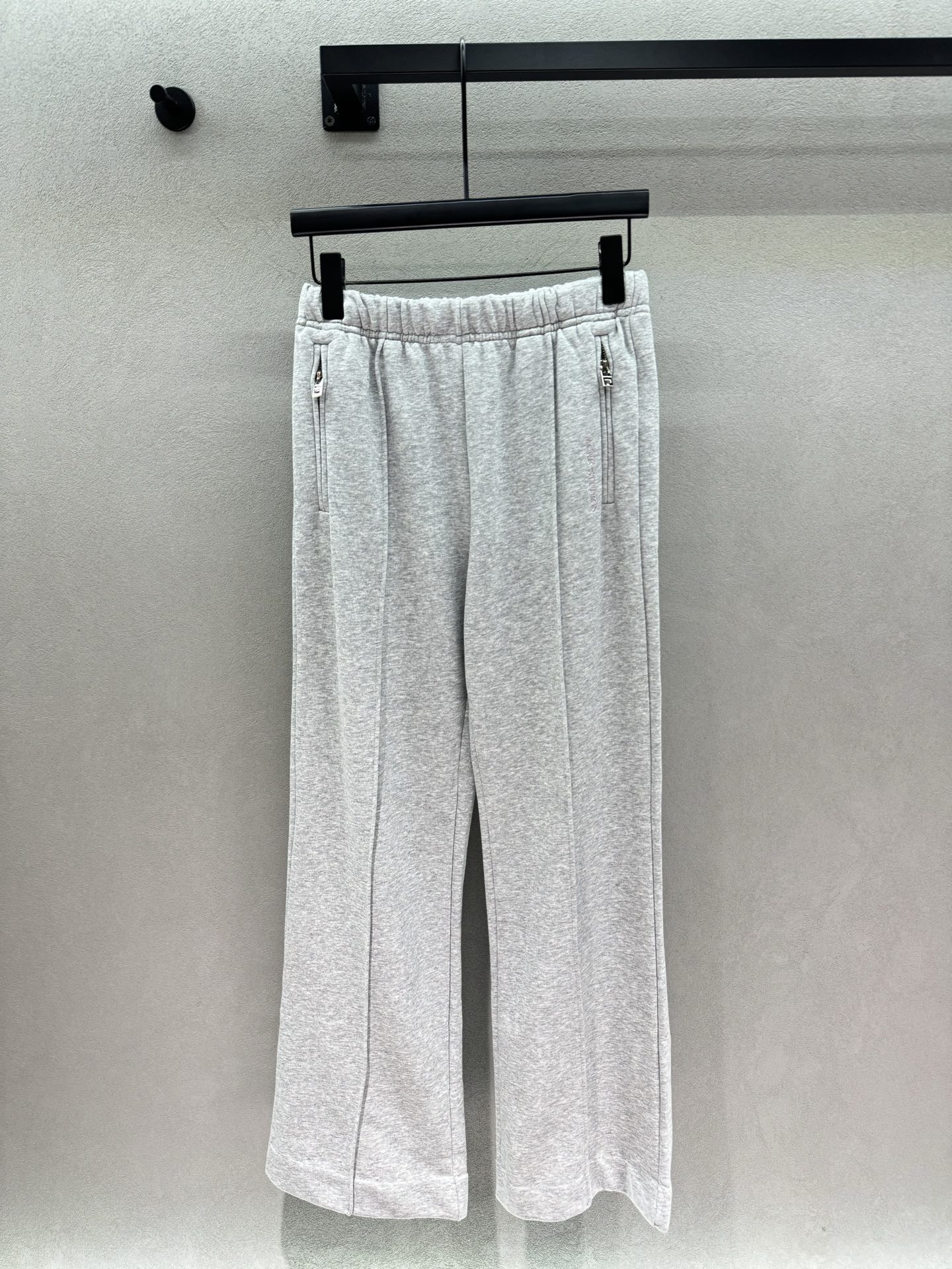 NO:954822,2026 Autumn and Winter!  AC straight-leg sweatpants, soft heather gray tone, low-key and durable, suitable for all kinds of tops. Elastic waist design, easy to put on and take off, without restricting the waist. Zipper pockets on both sides, taking into account both beauty and practicality. Three-dimensional tailoring of the seams in the trousers, optimizing the leg lines. The boot-shaped pants softly modify the calves, visually elongating the proportion. The fabric is soft and breathable, and the casual feeling is full. You can match it with T-shirts, sweaters, and small jackets. Suitable for commuting and traveling~ Three sizes!  ,,jackets & coats,tees,t-shirt,198609092026 Autumn and Winter ！AC直筒卫裤, 柔和麻灰色调,低调耐看,适配各种上衣 松紧腰设计,穿脱自在,不束缚腰身 双侧拉链口袋,兼顾美观与实用性 裤身中缝线立体剪裁,优化腿部线条 微喇裤型柔和修饰小腿,视觉拉长比例 面料软糯透气,休闲感拉满 T恤、针织衫、小外套随心搭配, 通勤出游都合适～ 三码！,,jackets & coats,tees，t-shirt,,Women's clothing