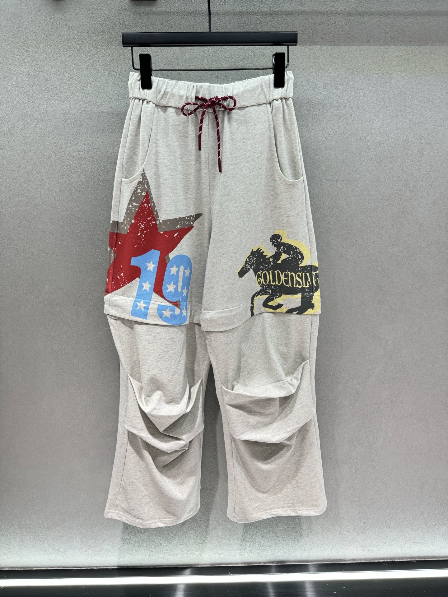 NO:954810,2026 Autumn and Winter!  Two pairs of pentagram knight printed sweatpants, one pair can be worn two ways!  Creative detachable printed sweatpants. A pair of stylish pants with a full sense of design. You can switch the length freely!  Made of heather gray soft knitted fabric, the upper body is comfortable and breathable. The retro five-pointed star + knight print on the trousers is full of retro atmosphere. The burgundy drawstring waistband has an elastic design and is suitable for various waist sizes. The trouser legs have a three-dimensional pleated workwear shape, which has a strong sense of layering. The invisible zippers on the trouser legs are removable, and the trousers can be transformed into shorts in seconds. There are two styles in one set, which is very practical. Pair it with simple T-shirts and sweatshirts for daily use, and you can easily create a trendy outfit~ Three sizes!  ,,hoodie,sweatshirts,shorts,tees,t-shirt,198609092026 Autumn and Winter ！两穿五角星骑士印花卫裤, 一条两种穿法！创意可拆卸印花卫裤 设计感拉满的一条神裤,长短自由切换！ 麻灰色柔软针织面料,上身舒适透气 裤身复古五角星+骑士印花,复古氛围感十足 酒红抽绳腰头,松紧设计,适配多种腰围 裤腿自带立体褶皱工装造型,层次感超强 裤脚隐形拉链可拆卸,长裤秒变五分短裤 一套版型两种穿搭,实用性直接拉满 日常搭配简约T恤、卫衣,轻松打造潮流穿搭～ 三码！,,hoodie,sweatshirts,shorts,tees，t-shirt,,Women's clothing
