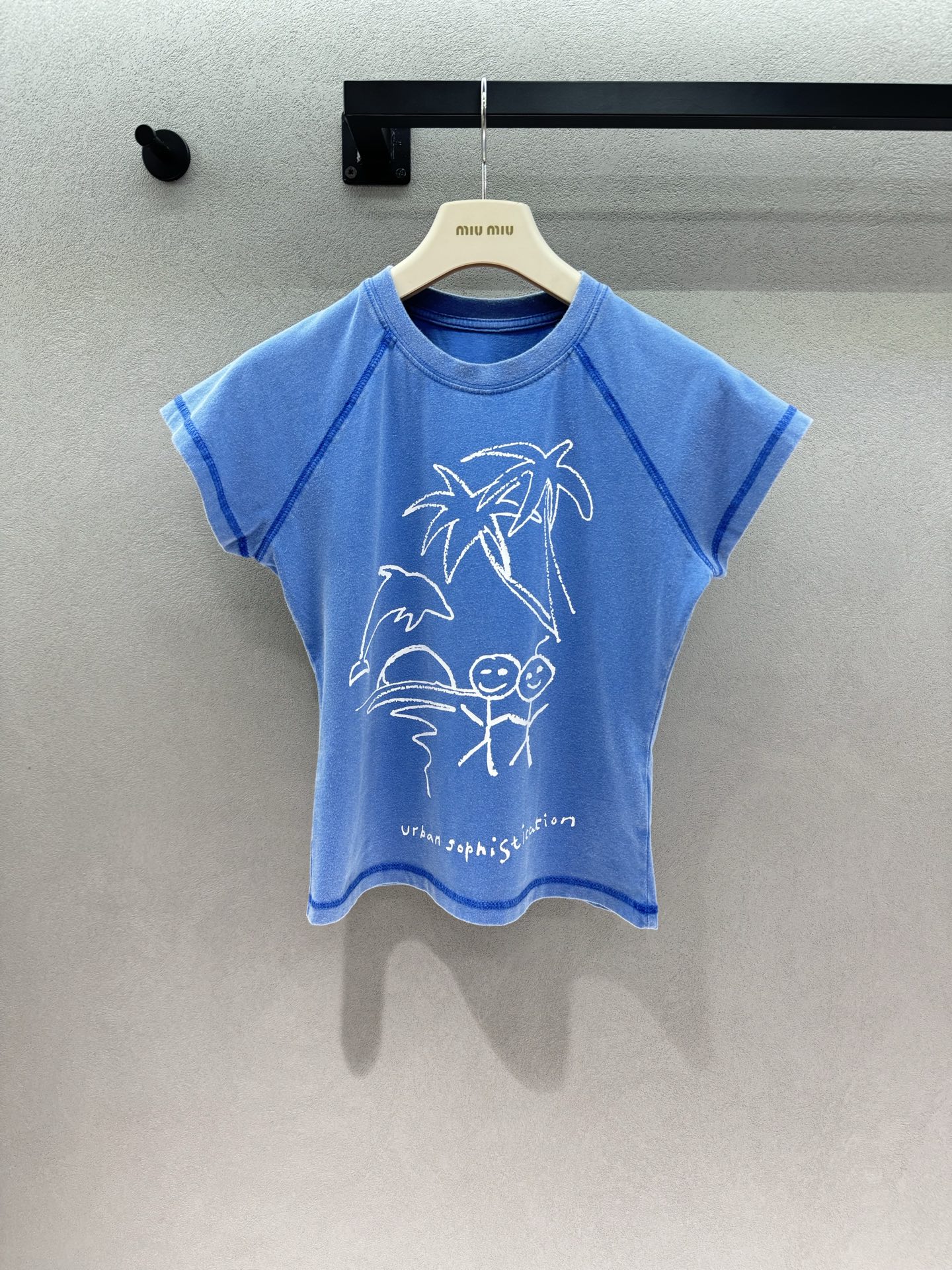 NO:954806,2026 Spring&Summer Stickman Sea Salt Blue Short T-shirt, hand-painted print full of summer flavor. The refreshing sea salt blue is perfect for summer!  Raglan short flying sleeves, modified arm lines. Washed distressed fabric, soft and skin-friendly. Full of island vacation atmosphere, fresh and healing. Short cut, easy to raise the waistline. It goes well with jeans and skirts. It is the first choice for daily travel~ Three sizes!  ,,skirts,jeans,tees,t-shirt,198609092026 Spring&Summer 火柴人海盐蓝短款T恤, 充满夏日气息的手绘印花 清爽海盐蓝太适合夏天了！ 插肩小飞袖版型,修饰手臂线条 水洗做旧面料,触感柔软亲肤 满满海岛度假氛围感,清新又治愈 短款剪裁,轻松拉高腰线 搭配牛仔裤、半身裙都很适配, 日常出游穿搭首选～ 三码！,,skirts,jeans,tees，t-shirt,,Women's clothing