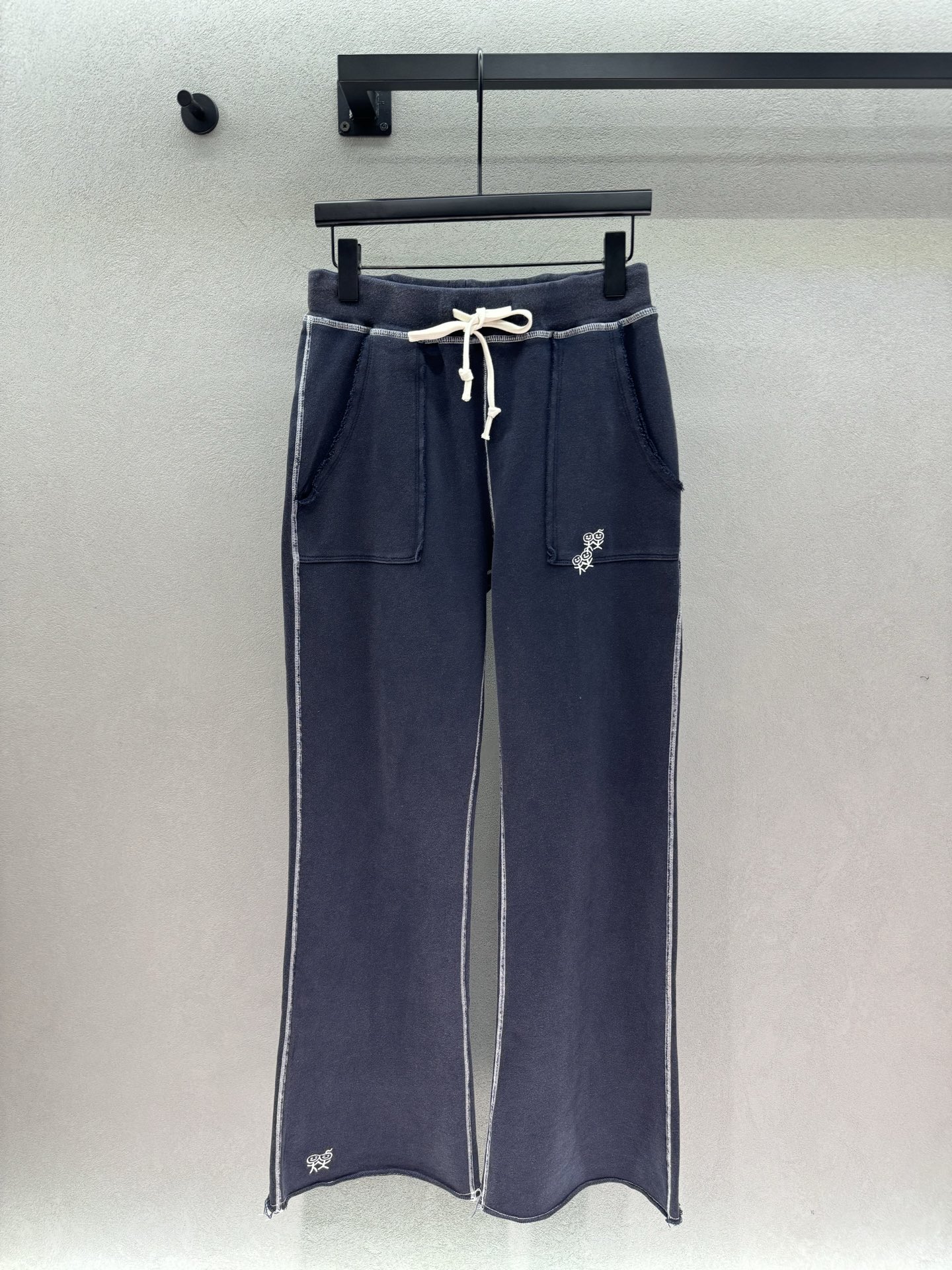 NO:954790,2026 Autumn and Winter!  Fun little man embroidered sweatpants, retro washed navy blue, comes with a lazy retro filter. Off-white contrasting topstitching outlines the trousers, full of layers. Off-white drawstring elastic waist, no waist, easy to put on and take off. Small embroidery embellishment on the front, oversized raw edge villain patch on the back waist. Slightly flared trousers, softly modify the leg shape, elongate the proportion of the legs. Soft waxy washed knitted fabric, drape and comfortable. It looks casual when paired with short sleeves and sweatshirts.  A great tool for creating a sense of atmosphere for everyday wear~ Three sizes!  ,,hoodie,sweatshirts,T-shirt,198609092026 Autumn and Winter ！趣味小人刺绣卫裤, 复古水洗藏青色,自带慵懒复古滤镜 米白色撞色明线勾勒裤身,层次感满满 米白抽绳松紧腰,不挑腰身,穿脱自在 正面小刺绣点缀,后腰超大毛边小人贴布, 微喇裤型,柔和修饰腿型,拉长腿部比例 软糯水洗针织面料,垂感舒适 搭配短袖、卫衣随性出彩, 日常穿搭氛围感神器～ 三码！,,hoodie,sweatshirts,T-shirt,,Women's clothing