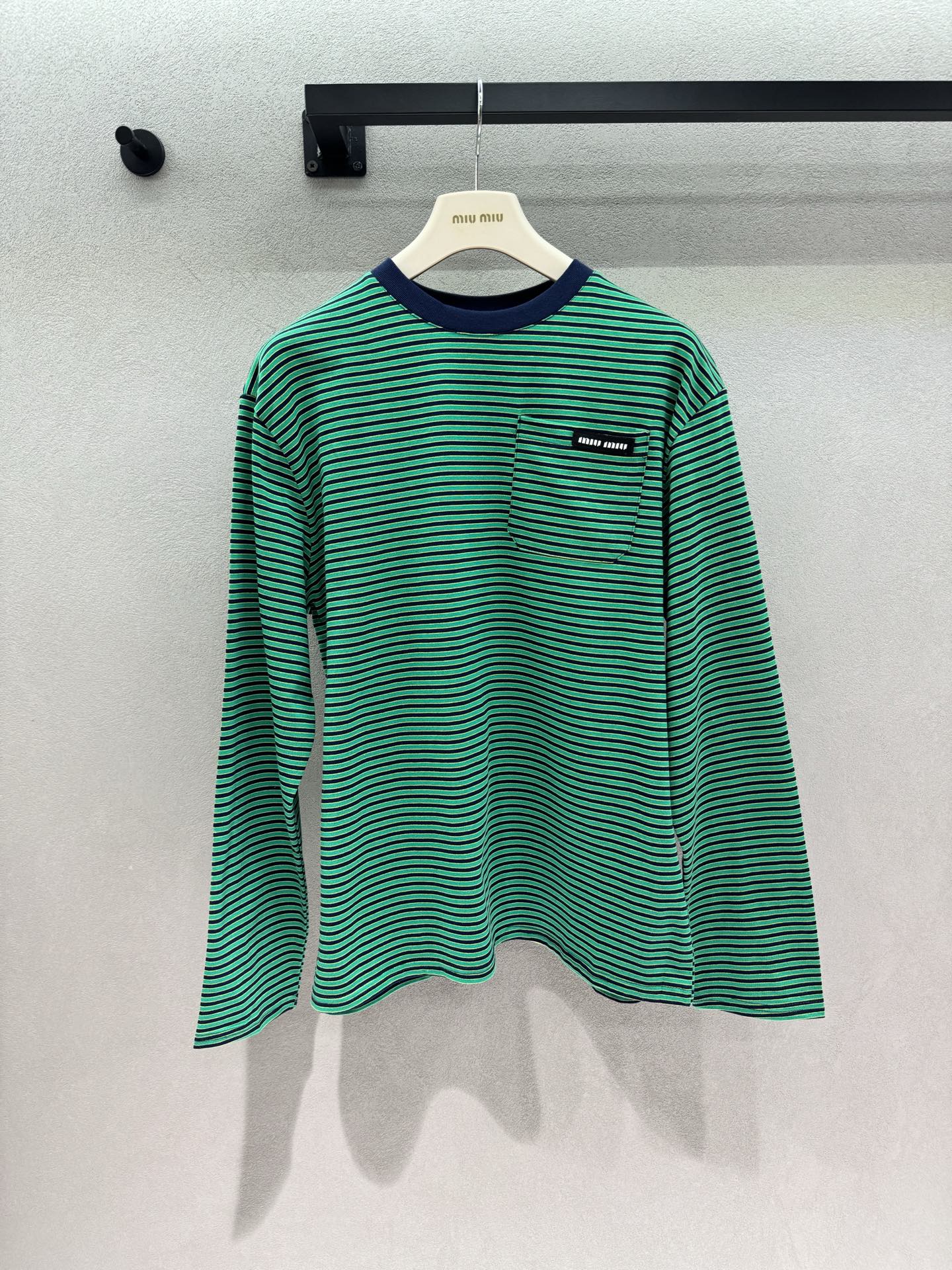 NO:954827,2026 Autumn and Winter!  MM's refreshing green striped long sleeves, retro green pinstripes that will catch your attention at a glance. Navy blue contrasting round neck, refreshing and white color. Left chest patch pocket with small logo details, simple and not monotonous. Loose off-shoulder version, not picky about body shape, casual and lazy. Soft skin-friendly fabric, breathable and comfortable. Suitable for wearing alone or with a jacket, versatile in all seasons. Easily create casual daily wear~ Three sizes!  ,,jackets & coats,198609092026 Autumn and Winter ！MM清爽绿条纹长袖, 一眼沦陷的复古绿细条纹 藏青色撞色圆领,配色清爽显白 左胸贴袋搭配小标细节,简约不单调 宽松落肩版型,不挑身材,随性慵懒 柔软亲肤面料,透气舒适 单穿、内搭外套都适配,四季百搭 轻松打造休闲日常穿搭～ 三码！,,jackets & coats,,Women's clothing