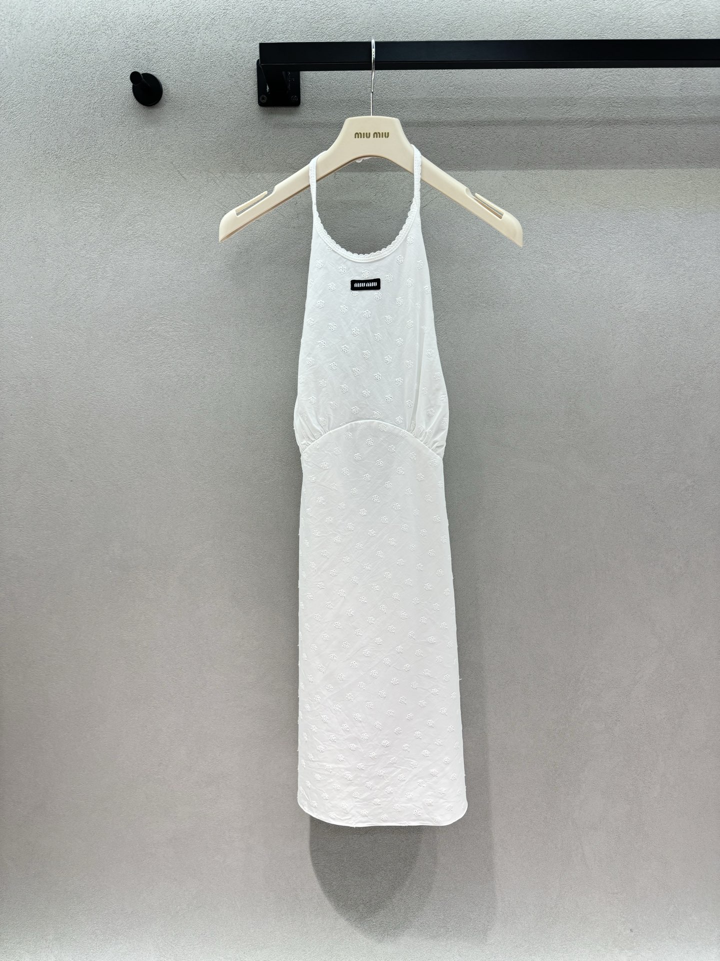 NO:954814,2026 Spring&Summer!  MM, cotton and linen jacquard halterneck dress, a clean and cured white halterneck long skirt, with three-dimensional jacquard texture all over the body, exquisite and delicate. Wavy lace neckline, decorated with classic black leather labels. Halterneck suspender style, revealing beautiful shoulder and neck lines. Elastic gather design at the waist, easy to tighten the waistline. Cotton and linen blended fabric, breathable and refreshing, with a sense of texture. It can be worn for daily outings and dates to directly add a sense of atmosphere.  It's refreshing when worn alone, and it's also perfect when paired with a small cardigan or windbreaker ~ Three sizes!  ,,skirts,198609092026 Spring&Summer ！MM,棉麻提花挂脖裙, 干净治愈的白色挂脖长裙, 全身立体小花提花纹理,精致又细腻 波浪花边领口,经典黑色小皮标点缀 挂脖吊带版型,露出优美肩颈线条 腰部松紧收褶设计,轻松收紧腰线 棉麻混纺面料,透气清爽,自带肌理感 日常出游、约会穿氛围感直接拉满 单穿清爽,外搭小开衫、风衣也超适配～ 三码！,,skirts,,Women's clothing