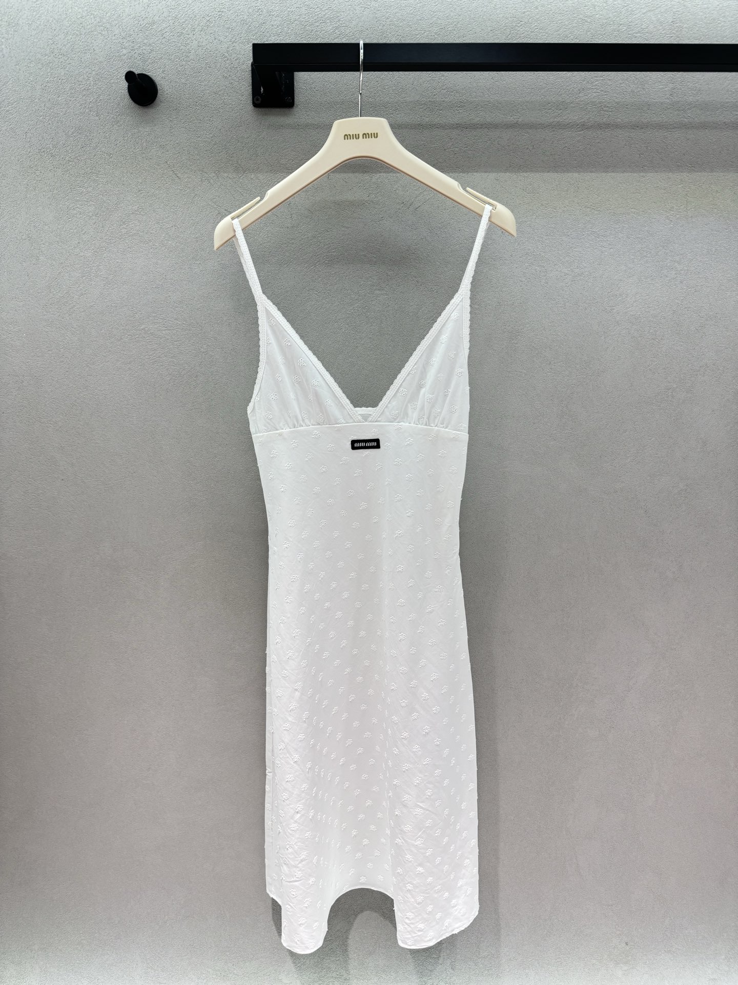 NO:954809,2026 Spring&Summer!  MM, cotton and linen jacquard suspender skirt, a clean and cured white suspender skirt, three-dimensional jacquard texture all over the body, exquisite and delicate. Wavy lace neckline, classic black small leather label embellishment. Halter neck suspender version, revealing the beautiful shoulder and neck lines. Elastic gather design at the waist, easy to tighten the waistline. Cotton and linen blended fabrics, breathable and refreshing, with a sense of texture. Wear it for daily outings and dates to directly add a sense of atmosphere.  It's refreshing when worn alone, and it's also perfect when paired with a small cardigan or windbreaker ~ Three sizes!  ,,skirts,198609092026 Spring&Summer ！MM,棉麻提花吊带裙, 干净治愈的白色吊带长裙, 全身立体小花提花纹理,精致又细腻 波浪花边领口,经典黑色小皮标点缀 挂脖吊带版型,露出优美肩颈线条 腰部松紧收褶设计,轻松收紧腰线 棉麻混纺面料,透气清爽,自带肌理感 日常出游、约会穿氛围感直接拉满 单穿清爽,外搭小开衫、风衣也超适配～ 三码！,,skirts,,Women's clothing
