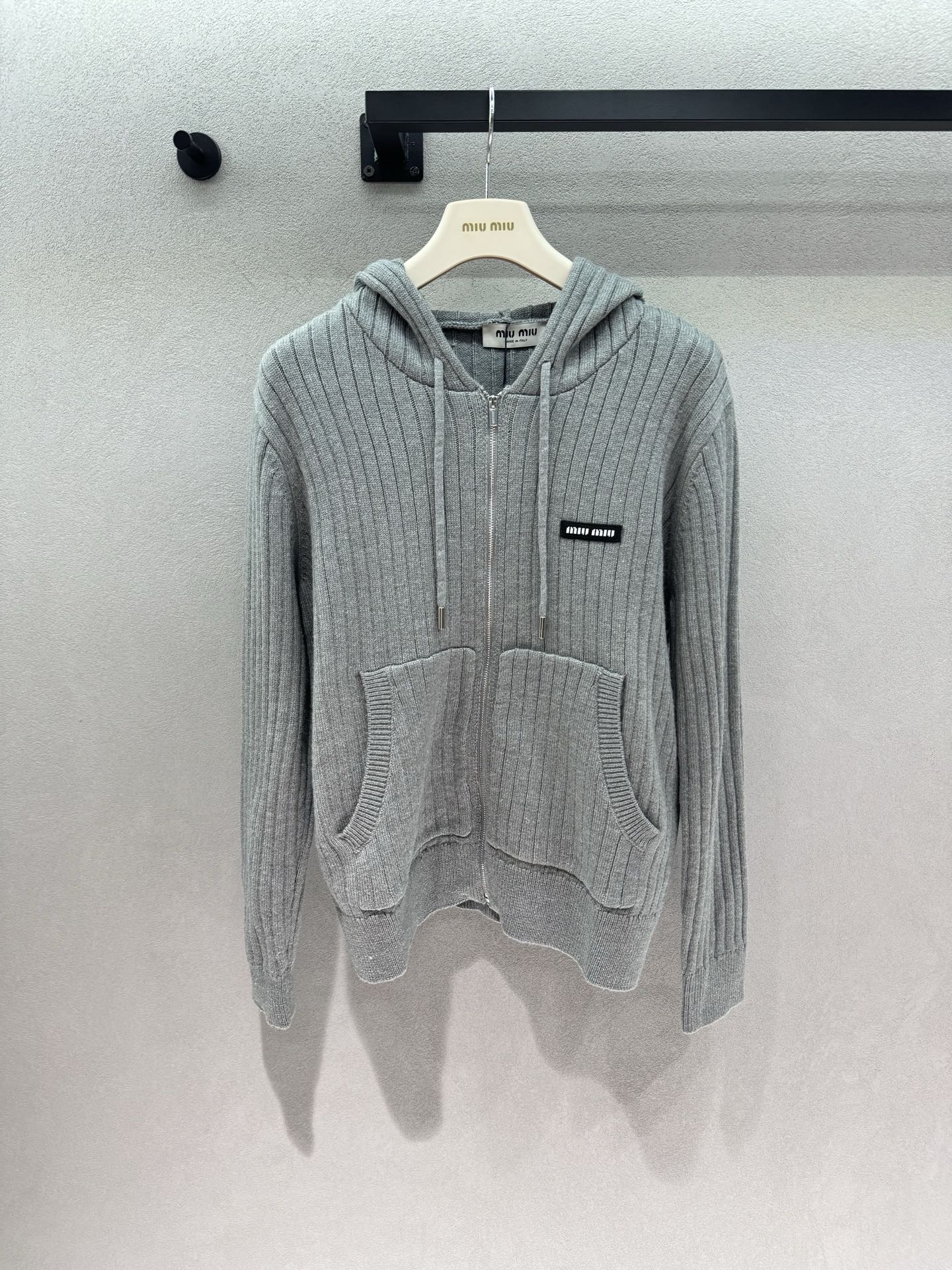 NO:954804,2026 Autumn and Winter!  MM pit strip knitted hoodie, a versatile and lazy jacket. The knitted hooded cardigan that has been worn forever is here. Three-dimensional vertical pit strip weaving method, with its own slimming effect. Metal zipper full placket design, free to put on and take off. Large pockets on both sides + small leather label on the chest, simple and recognizable. Hooded drawstring details, full of casual atmosphere. Short fit version, raises the waistline without weighing down the body. Soft and waxy knitted fabric, gentle and skin-friendly.  Three colors to choose from: white moonlight and clean, gray low-key, and navy blue calm. Wear alone or layered underneath. You just need a jacket in spring and autumn ~ Three colors, three sizes!  Detailed real shots, jackets & coats, hats,198609092026 Autumn and Winter ！MM坑条针织帽衫, 慵懒感百搭神外套 万年好穿的针织连帽开衫来啦 立体竖向坑条织法,自带修身显瘦效果 金属拉链全开襟设计,穿脱自由 两侧大口袋+胸口小皮标,简约有辨识度 连帽抽绳细节,休闲氛围拉满 短款合身版型,拉高腰线不压个子 软糯针织面料,温柔亲肤 三色可选白月光干净、灰色低调、藏青沉稳 单穿或者叠穿内搭,春秋刚需外套～ 三色,三码！细节实拍,,jackets & coats,hats,,Women's clothing