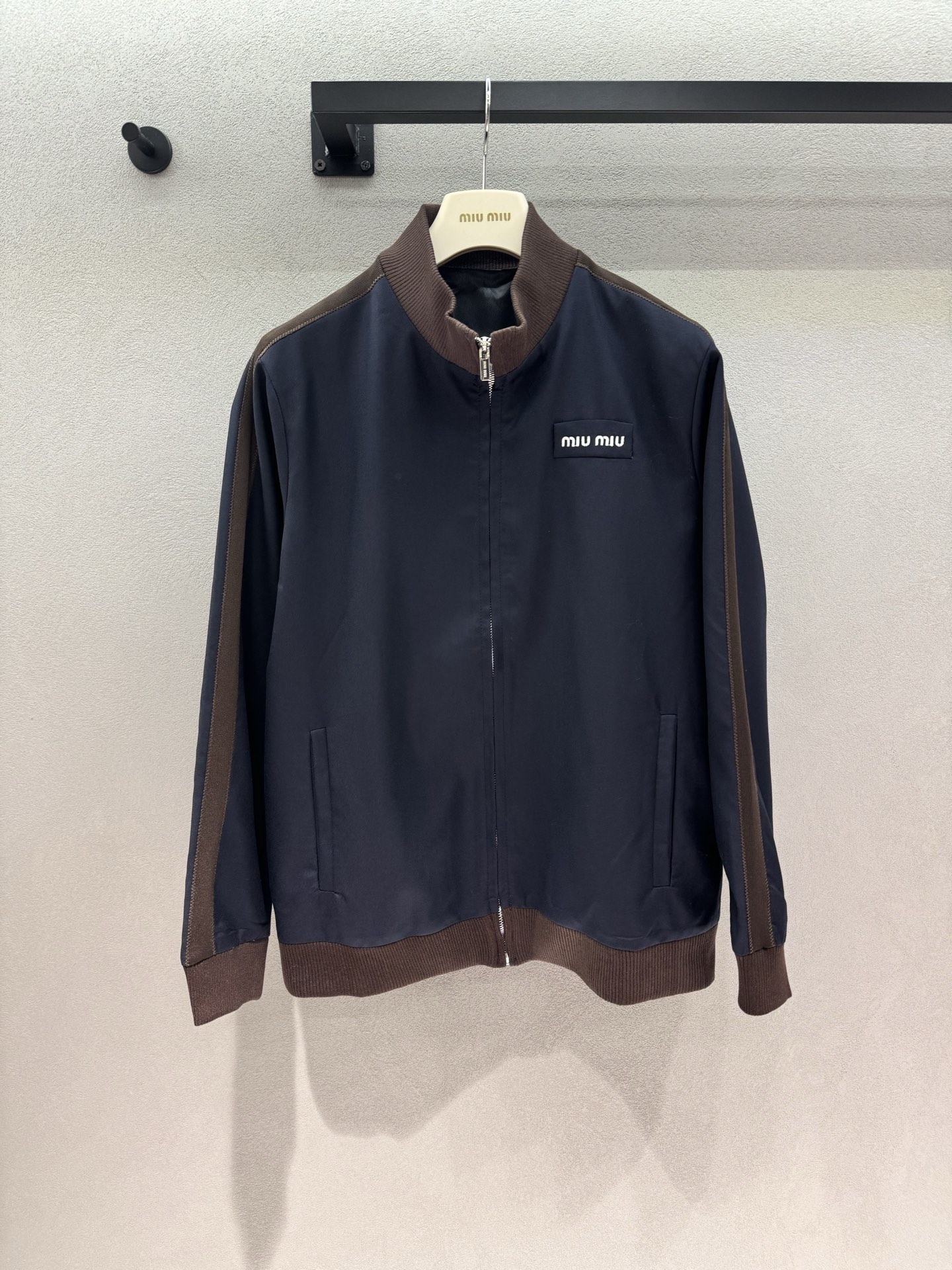 NO:954785,2026 Autumn and Winter!  MM retro color matching sports suit, a lazy person can wear it on the ceiling. The main body of navy blue is matched with contrasting colors on the brown edges, giving it a retro feel. Stand-up collar zipper jacket, brown webbing splicing on the sides, and cloth label logo on the chest. Matching elastic waist shorts, the sides echo the contrasting color, and the small label on the trousers leg echoes the top. The fabric is smooth and crisp, and the upper body is neat and not bloated. You don’t have to worry about matching it when going out as a set, time-saving and fashionable. Suitable for daily shopping, short trips, and casual commuting.  Casual and relaxed, low-key yet recognizable ~ Three sizes!  Top details,,shorts,jackets & coats,198609092026 Autumn and Winter ！ MM复古拼色运动套装,懒人穿搭天花板 藏青主体搭配棕边撞色,复古感直接拉满 立领拉链外套,侧边棕色织带拼接,胸口布标logo 配套松紧腰短裤,侧边呼应撞色,裤脚小标呼应上衣 面料顺滑挺括,上身利落不臃肿 成套出门无需费心搭配,省时又时髦 日常逛街、短途出游、休闲通勤都适配 随性松弛,低调又有辨识度～ 三码！上衣细节,,shorts,jackets & coats,,Women's clothing