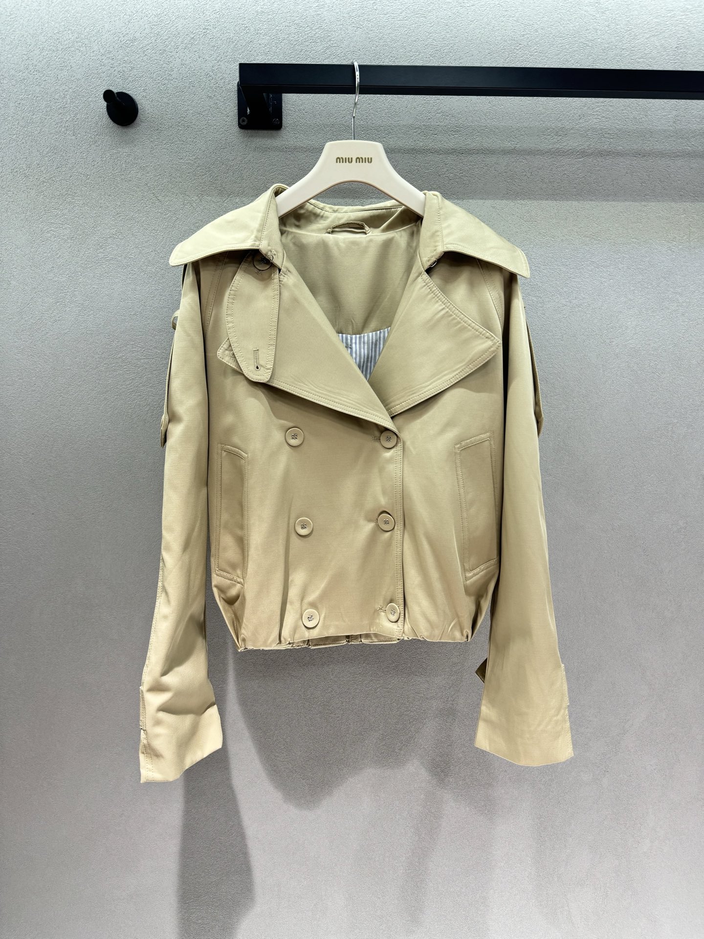 NO:956893,2026 Autumn and Winter!  AC, a two-wear large-collar short khaki windbreaker, with a classic khaki tone that never goes out of style. It supports lapel and stand-up collar styles, so you can wear two styles with one piece. The short off-shoulder version does not weigh down your height and can easily elongate the lower body proportions. High-quality stiff windproof fabric with neat lines. Adjustable buckles on both sides of the hem, allowing you to freely adjust the looseness; buttoned cuffs, practical and durable. Can be worn with dresses, trousers, and skirts on a daily basis.  The first choice for commuting and traveling in spring and autumn~ Three sizes!  ,,skirts,198609092026 Autumn and Winter ！AC,两穿大领短款卡其风衣, 气质经典卡其色调,永不过时. 支持翻领、立领两种穿搭风格, 一件穿出两种感觉. 短款落肩版型,不压身高, 轻松拉长下半身比例. 优质挺括防风面料,走线工整. 下摆两侧调节扣,能够自由调整宽松度； 袖口纽扣收口,实用耐看. 日常搭配连衣裙、长裤、半裙均可, 春秋通勤、出游首选～ 三码！,,skirts,,Women's clothing
