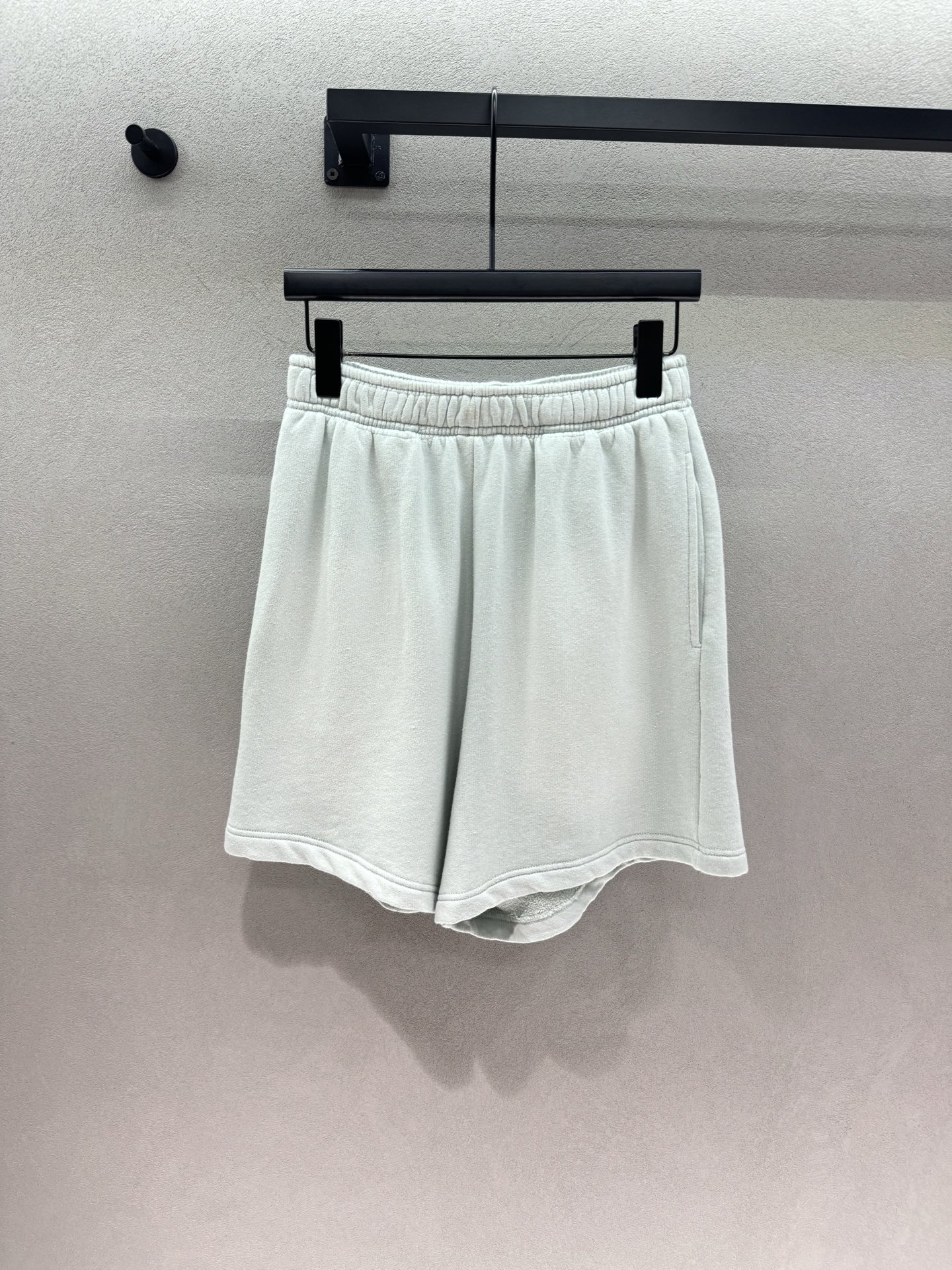 NO:956904,2026 Spring&Summer!  AC, clear mint green suit, customized yb distressed and frayed fabric, superb craftsmanship!  Who knows the tenderness of this low-saturated light green? One set unlocks many ways to wear it. Slim-fitting short-sleeved short-sleeved and thin long-sleeved sun protection tops, paired with elastic shorts of the same color. The whole set is a no-brainer. Soft and waxy washed fabric, the upper body is light and breathable. Suitable for daily shopping, home leisure, and short trips. Simple small letter print on the chest, low-key and not exaggerated. Cool and clean tone, the upper body is white.  If you are a lazy person, you can just carry the whole set, or you can match it separately~ It comes in three sizes!  Details of mid-pants,,shorts,T-shirt,198609092026 Spring&Summer ！ AC,清透薄荷绿套装, 订制yb做旧磨破面料,工艺超赞！ 谁懂这种低饱和浅绿的温柔感 一套解锁多种穿搭方式 修身短款短袖 、薄款长袖防晒上衣, 搭配同色系松紧短裤,整套成套搭配不用动脑 软糯水洗面料,上身轻盈透气 日常逛街、居家休闲、短途出游都合适 简约胸口小字母印花,低调不浮夸 清冷干净的色调,上身巨显白, 懒人穿搭直接整套拎走,分开搭配也百搭～ 三码！ 中裤细节,,shorts,T-shirt,,Women's clothing