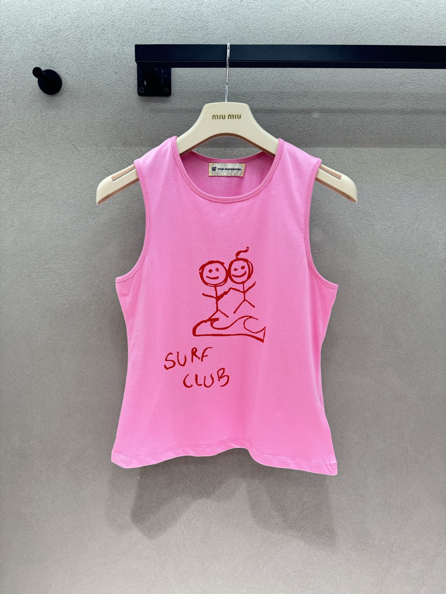 NO:956852,2026 Spring&Summer!  Stickman dragon fruit pink vest, childlike hand-painted stickman surfing graffiti, casual and lazy hand-painted texture, classic round neck sleeveless tailoring, narrow shoulder design to modify the shoulder line. Short version, easily raise the waistline, highlighting the body proportions. Soft skin-friendly fabric, breathable and comfortable. It is refreshing and eye-catching when worn alone, and it is also great when paired with a shirt and sun protection jacket. The first choice for summer outings and store visits, the number of people turning heads ~ Three sizes!  ,,jackets & coats,shirts,198609092026 Spring&Summer ！火柴人火龙果粉背心, 童趣手绘火柴人冲浪涂鸦, 随性慵懒的手绘质感, 经典圆领无袖剪裁,窄肩设计修饰肩线 短款版型,轻松拉高腰线,凸显身材比例 柔软亲肤面料,透气舒服 单穿清爽亮眼, 搭配衬衫、防晒外套做内搭也超出彩 夏日出游、探店穿搭首选,回头率满满～ 三码！,,jackets & coats,shirts,,Women's clothing