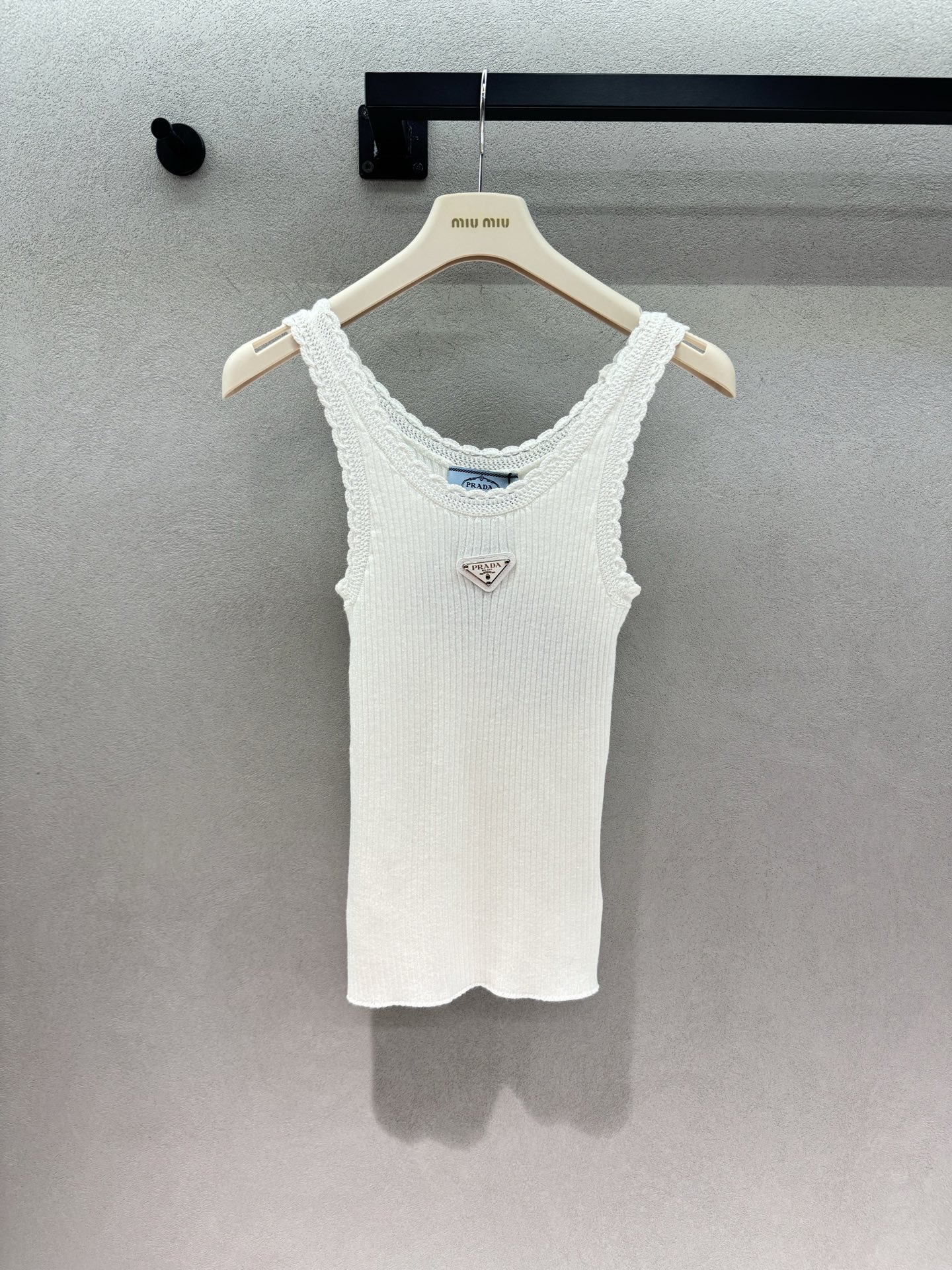 NO:956830,2026 Spring&Summer!  PD's white knitted vest with elegant filter, exquisite wavy lace surrounds the shoulder straps and neckline, full of details. Classic triangle metal logo embellishment, simple and recognizable. Vertical pit strip knitted texture, elastic fit to the body shape, outline the lines. Pure off-white color is clean and soft, don't choose bottoms. Wear it alone, fresh and gentle, match it with a suit or cardigan as an inner layer. Versatile items are just needed in spring and summer, easy to control commuting and dating scenes~ Three sizes!  ,,business suit,198609092026 Spring&Summer ！PD自带优雅滤镜的白色针织背心, 精致波浪花边环绕肩带与领口,细节感拉满 经典三角金属标点缀,简约又有辨识度 竖坑条针织肌理,弹力贴合身形,勾勒线条 纯净米白色调干净柔和,不挑下装 单穿清新温婉,搭配西装、开衫做内搭层次感十足 春夏刚需百搭单品,轻松驾驭通勤、约会多种场景～ 三码！,,business suit,,Women's clothing