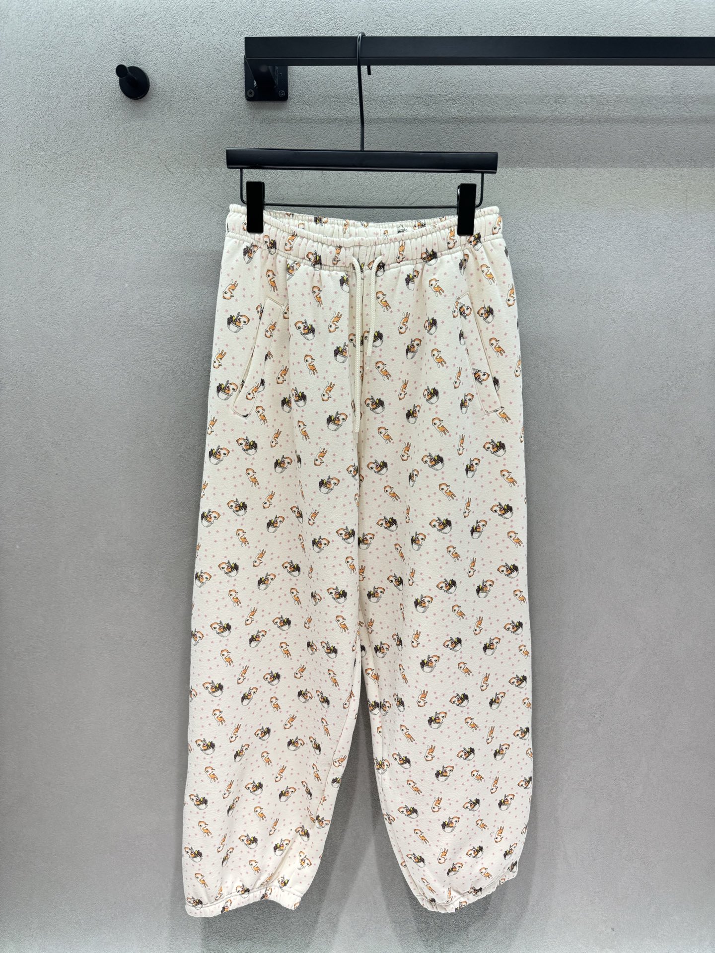 NO:957893,2026 Autumn and Winter Ash, Printed Sweater Suit is a suit that you don’t have to think about matching when you go out!  You can choose from two styles and colors. The milky white deer style, soft and cute cartoons are printed all over, with a gentle and energetic girly feel. The dark love letter style has a retro brown background and a sweet and cool atmosphere. The short hooded zipper jacket optimizes body proportions. The matching leggings sweatpants, the elastic waist does not flatter the body shape, hides the muscles and makes you slimmer. The fabric is soft and comfortable, suitable for daily commuting, shopping and outing. One set can be used directly to go out, easy to create a casual atmosphere~ Two colors, three sizes!  Detailed real shots,,hoodie,sweatshirts,jackets & coats,hats,198609092026 Autumn and Winter Ash,印花卫衣套装 出门不用思考搭配的套装！ 两个风格配色随心挑选 奶白小鹿款、软萌卡通满印,温柔元气少女感 深咖爱心字母款复古棕底色,甜酷氛围感拉满 短款连帽拉链外套,优化身材比例 配套束脚卫裤,松紧腰不挑身形,藏肉显瘦 面料软糯舒适,日常通勤、逛街出游都合适 一套直接出门,轻松拿捏休闲氛围感～ 两色,三码！ 细节实拍,,hoodie,sweatshirts,jackets & coats,hats,,Women's clothing