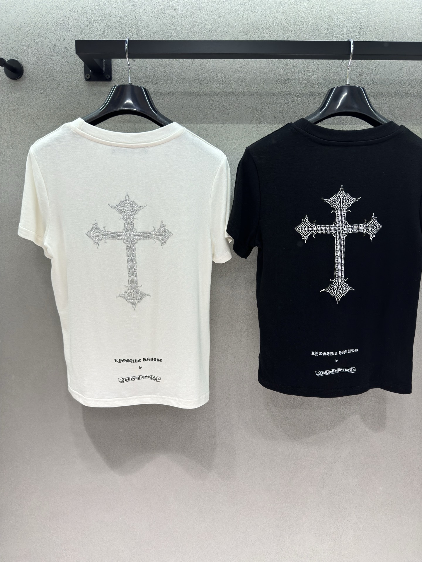 2026 Spring&Summer 。 !克罗*,烫钻十字架短款T, 黑白两色可选,不挑搭配超好入手 前胸哥特字体印花 2026 Spring&Summer 。 !克罗*,烫钻十字架短款T, 黑白两色可选,不挑搭配超好入手 前胸哥特字体印花