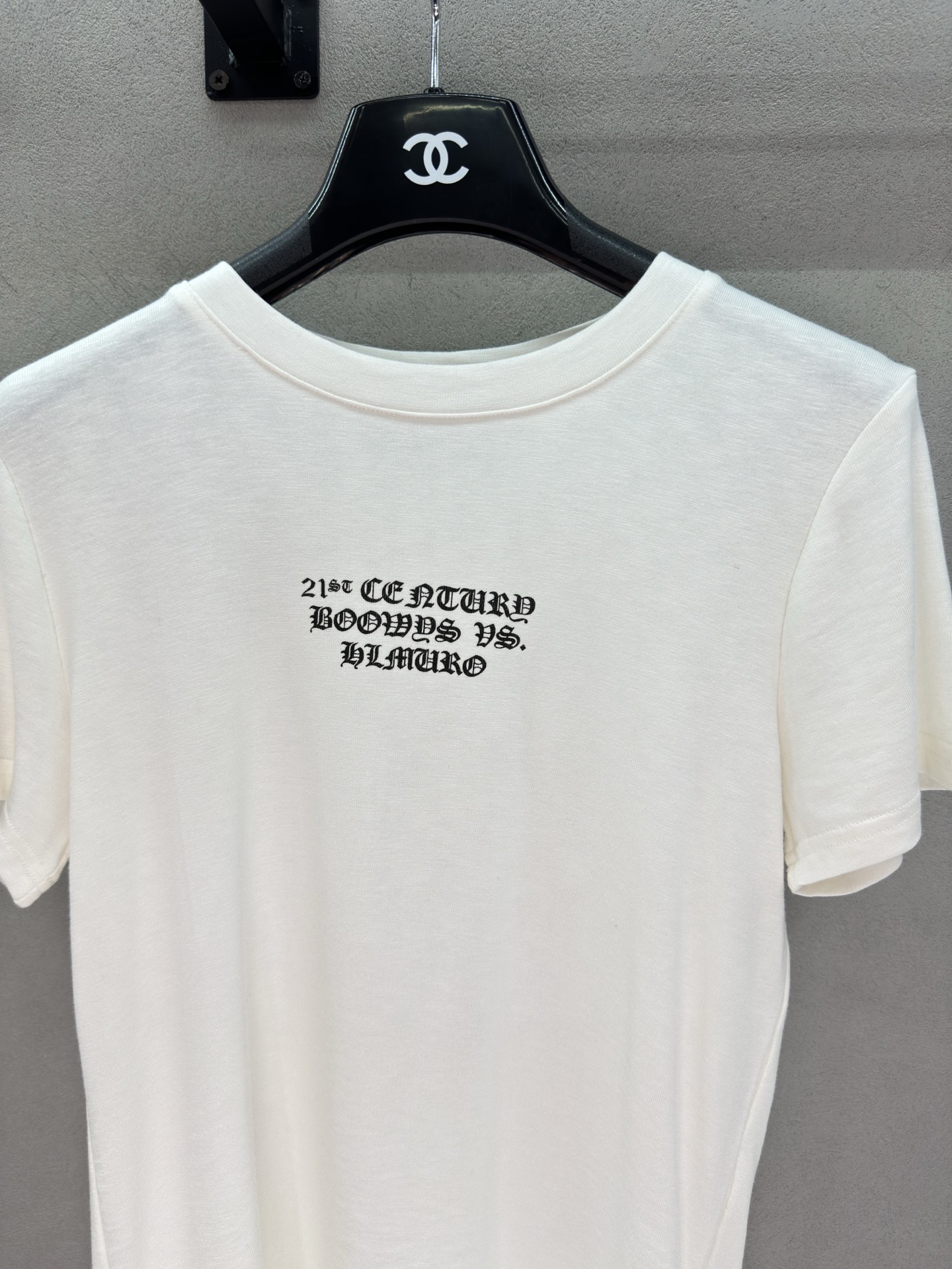 2026 Spring&Summer 。 !克罗*,烫钻十字架短款T, 黑白两色可选,不挑搭配超好入手 前胸哥特字体印花 2026 Spring&Summer 。 !克罗*,烫钻十字架短款T, 黑白两色可选,不挑搭配超好入手 前胸哥特字体印花