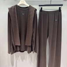 ❄️2026 Autumn and Winter❄️ /套,MM氛围感披肩三件套, 整套自带精致层次感,不用费心搭配。 ❄️2026 Autumn and Winter❄️ /套,MM氛围感披肩三件套, 整套自带精致层次感,不用费心搭配。