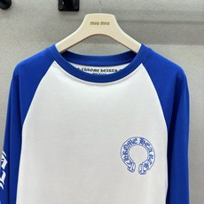 !克罗*,清爽蓝白插肩长袖, 经典插肩撞色设计,蓝白配色干净显活力 短款小版型巧妙拉高腰线,轻松修饰身材比例 胸口马蹄图 !克罗*,清爽蓝白插肩长袖, 经典插肩撞色设计,蓝白配色干净显活力 短款小版型巧妙拉高腰线,轻松修饰身材比例 胸口马蹄图