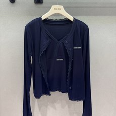 ❄️2026 Autumn and Winter❄️ /套!MM蕾丝花边两件套, 不用费心思考搭配, 细腻坑条针织面料, ❄️2026 Autumn and Winter❄️ /套!MM蕾丝花边两件套, 不用费心思考搭配, 细腻坑条针织面料,