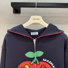 ❄️2026 Autumn and Winter❄️ !Kitty樱桃联名连帽外套 藏青底色沉稳耐看,不挑肤色 正面超大 ❄️2026 Autumn and Winter❄️ !Kitty樱桃联名连帽外套 藏青底色沉稳耐看,不挑肤色 正面超大