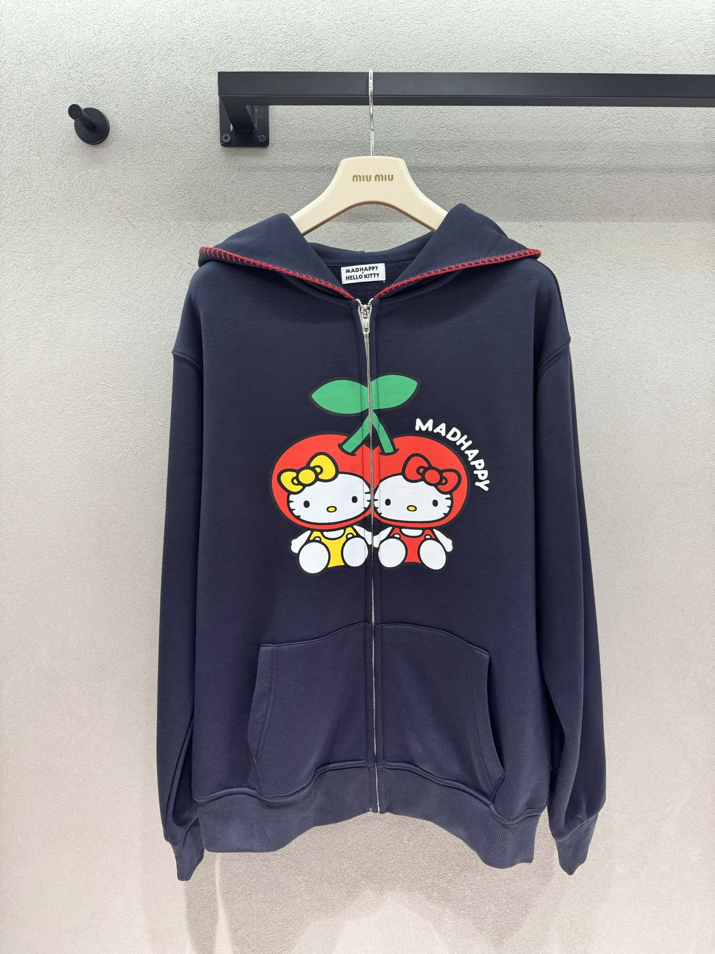 ❄️2026 Autumn and Winter❄️ !Kitty樱桃联名连帽外套 藏青底色沉稳耐看,不挑肤色 正面超大 ❄️2026 Autumn and Winter❄️ !Kitty樱桃联名连帽外套 藏青底色沉稳耐看,不挑肤色 正面超大