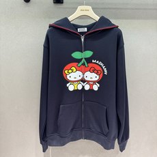 ❄️2026 Autumn and Winter❄️ !Kitty樱桃联名连帽外套 藏青底色沉稳耐看,不挑肤色 正面超大 ❄️2026 Autumn and Winter❄️ !Kitty樱桃联名连帽外套 藏青底色沉稳耐看,不挑肤色 正面超大