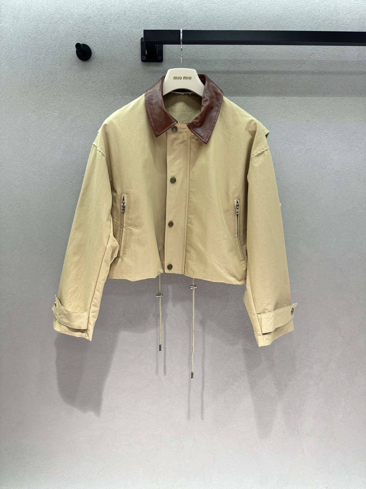 ❄️2026 Autumn and Winter❄️ !AC,早秋氛围感短外套, 卡其工装面料搭配棕皮翻领,撞色高级感拉 ❄️2026 Autumn and Winter❄️ !AC,早秋氛围感短外套, 卡其工装面料搭配棕皮翻领,撞色高级感拉