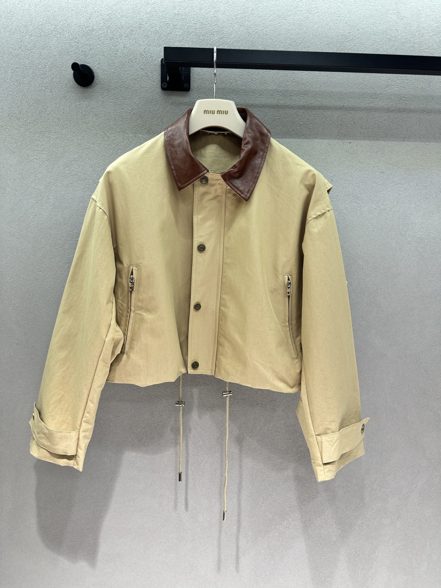 ❄️2026 Autumn and Winter❄️ !AC,早秋氛围感短外套, 卡其工装面料搭配棕皮翻领,撞色高级感拉 ❄️2026 Autumn and Winter❄️ !AC,早秋氛围感短外套, 卡其工装面料搭配棕皮翻领,撞色高级感拉