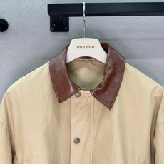 ❄️2026 Autumn and Winter❄️ !AC,早秋氛围感短外套, 卡其工装面料搭配棕皮翻领,撞色高级感拉 ❄️2026 Autumn and Winter❄️ !AC,早秋氛围感短外套, 卡其工装面料搭配棕皮翻领,撞色高级感拉
