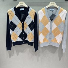 ❄️2026 Autumn and Winter❄️ !PD菱形格开衫, 经典菱格元素真的永不过时, V领版型修饰脖颈线 ❄️2026 Autumn and Winter❄️ !PD菱形格开衫, 经典菱格元素真的永不过时, V领版型修饰脖颈线