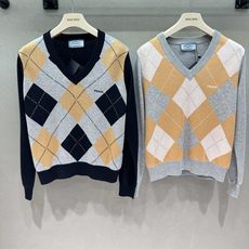 ❄️2026 Autumn and Winter❄️ !PD菱格V领套头针织, 经典菱格提花,配色超有质感 利落V领修饰 ❄️2026 Autumn and Winter❄️ !PD菱格V领套头针织, 经典菱格提花,配色超有质感 利落V领修饰