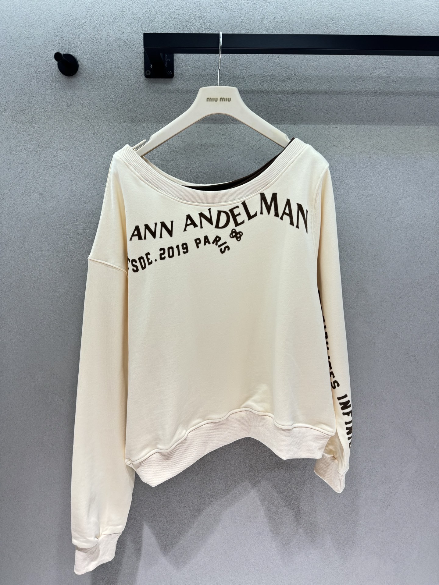 ❄️2026 Autumn and Winter❄️ ！Ann斜肩字母长袖卫衣 自带松弛氛围感的斜肩字母卫衣， 温柔奶杏