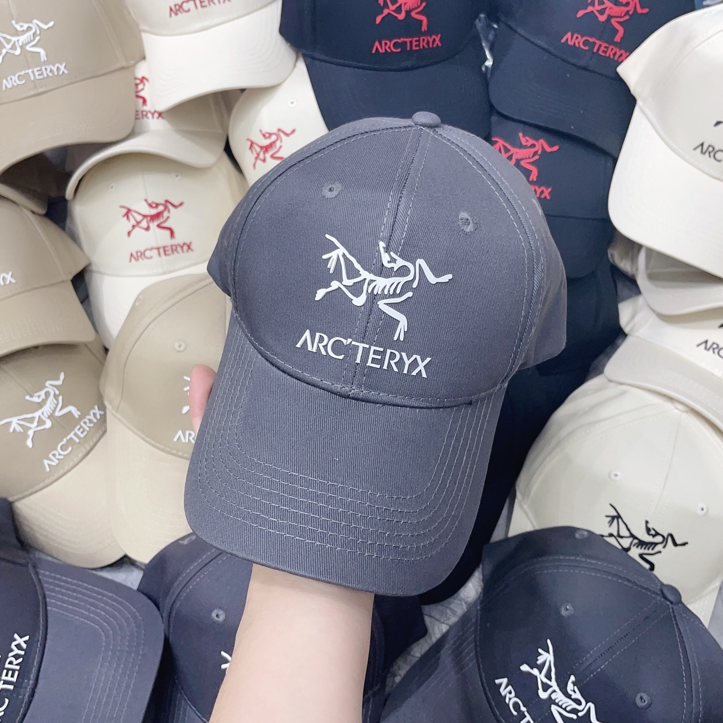 SPECIAL PRICE P84 WITH DUSTPROOF BAGS. A NEW 2025 SHORT BASEBALL CAP FOR BOTH MEN AND WOMEN - 图片 3