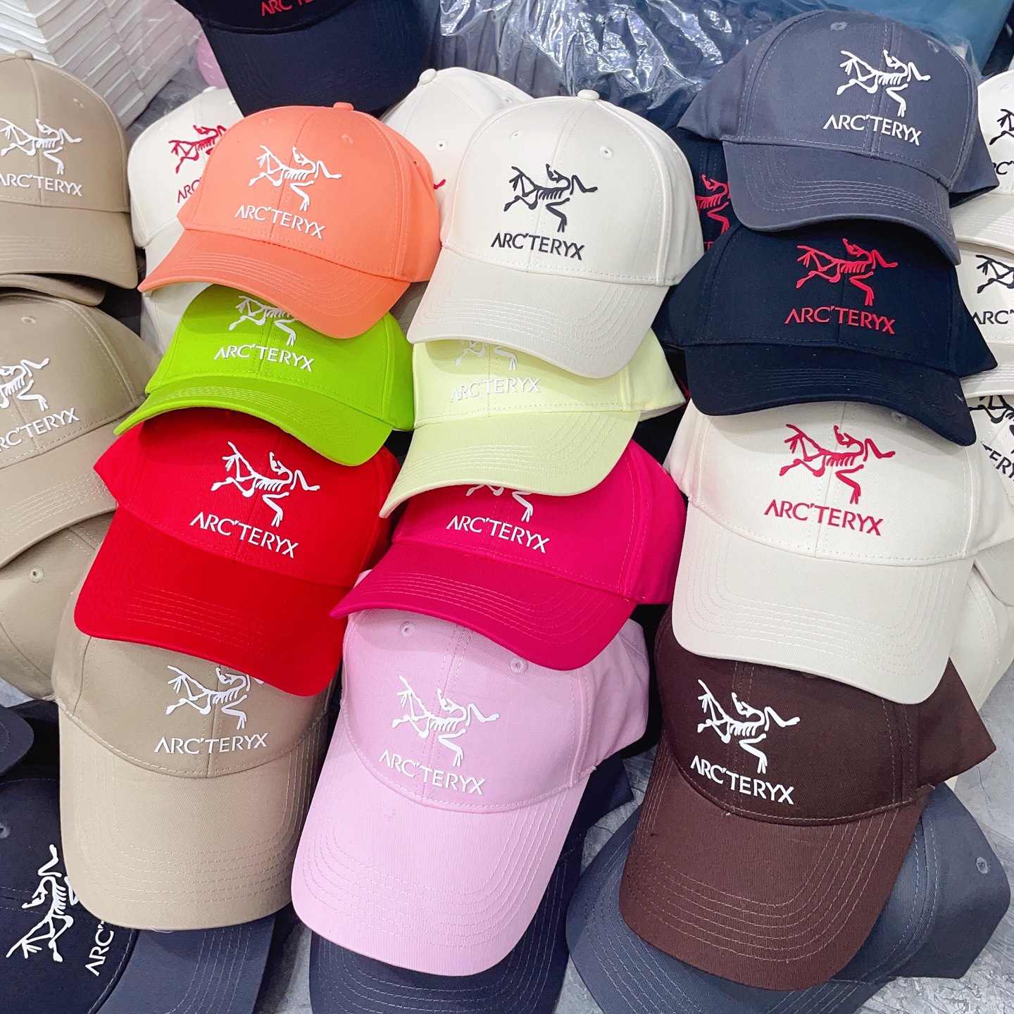 SPECIAL PRICE P84 WITH DUSTPROOF BAGS. A NEW 2025 SHORT BASEBALL CAP FOR BOTH MEN AND WOMEN