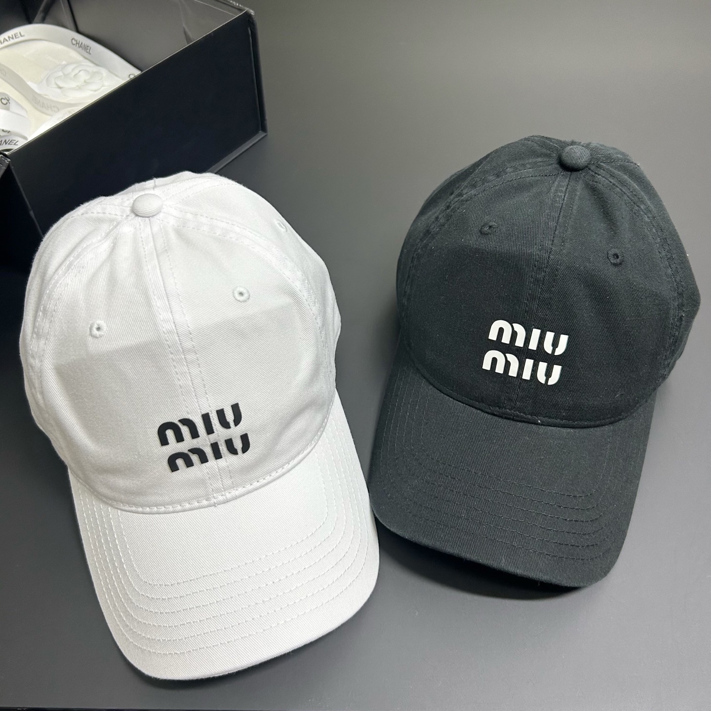 💛配防尘袋。【MIUMIU缪缪】2025新款简约棒球帽，男女通用～酷帅出街