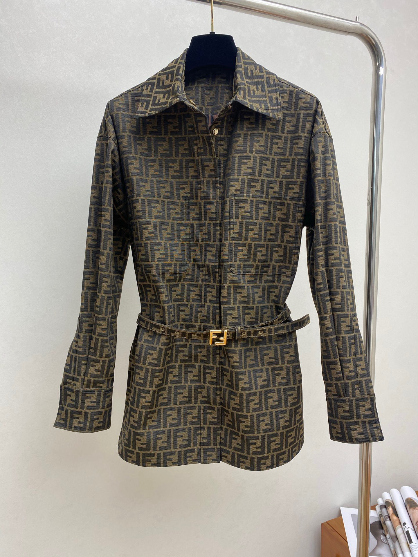 NO:861343,FD classic presbyopic shirt jacket. The monogram presbyopic series has attracted countless fans. It is low-key and luxurious. It comes with a belt and has a casual concave shape. SMLXL, Fendi-clothing, fendi, jackets & coats, shirts,19860909FD经典老花衬衫外套 字母老花系列圈粉无数 低调奢华 配腰带 随意凹造型 SMLXL,芬迪-服装,fendi,jackets & coats,shirts,,Women's clothing