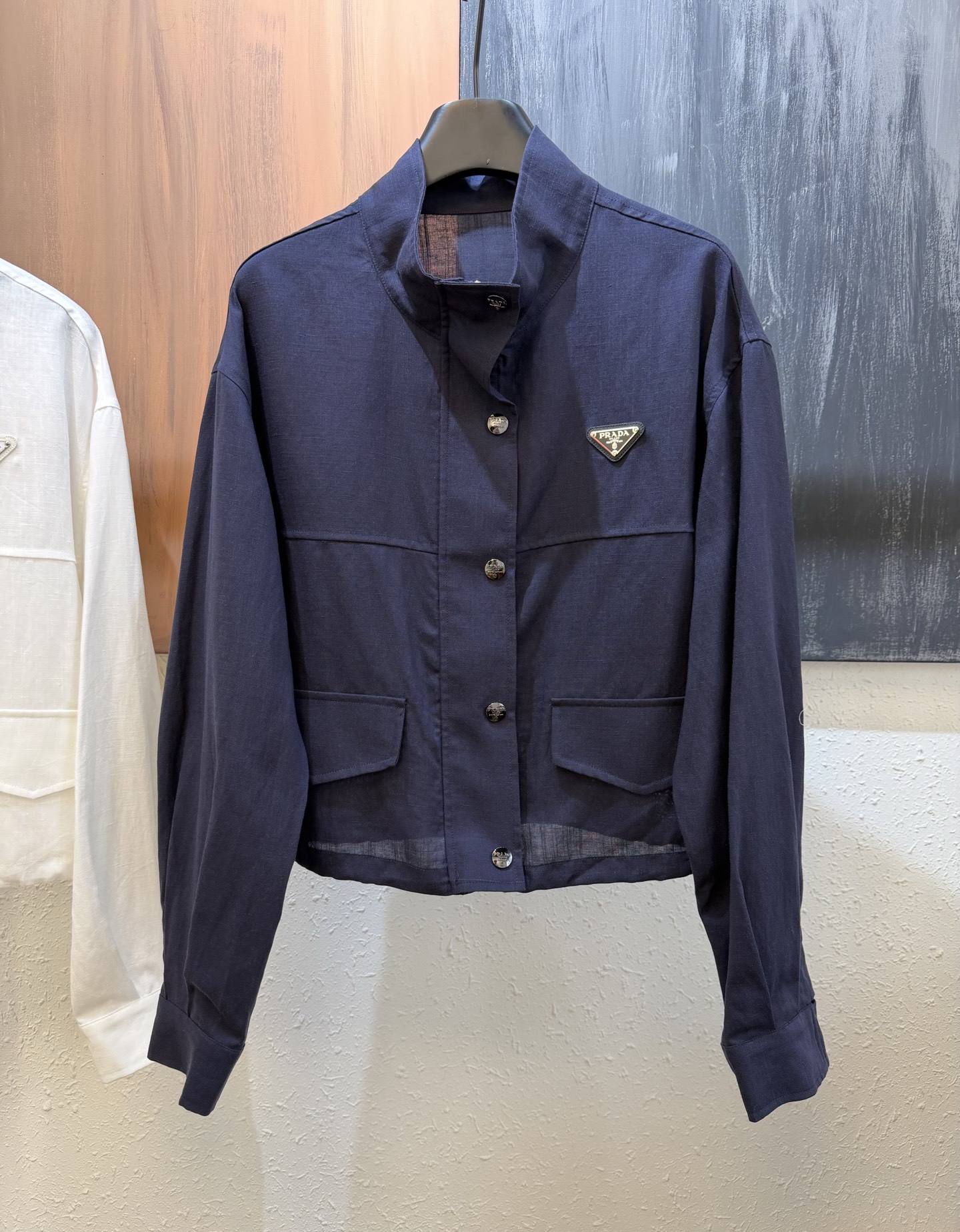 NO:861164,PD's new jacket, breathable linen fabric + neat tailoring, looks good with jeans/skirts, great for photo shoots, there is always a need for such a versatile jacket in the wardrobe, two-color S-L sizes!  ,Prada-clothing,prada,skirts,jeans,jackets & coats,19860909PD新款外套,透气亚麻面料+利落剪裁,随便搭牛仔裤/半裙都好看,拍照巨出片,衣柜里永远缺一件这样的万能外套,双色S-L码！,普拉达-服装,prada,skirts,jeans,jackets & coats,,Women's clothing