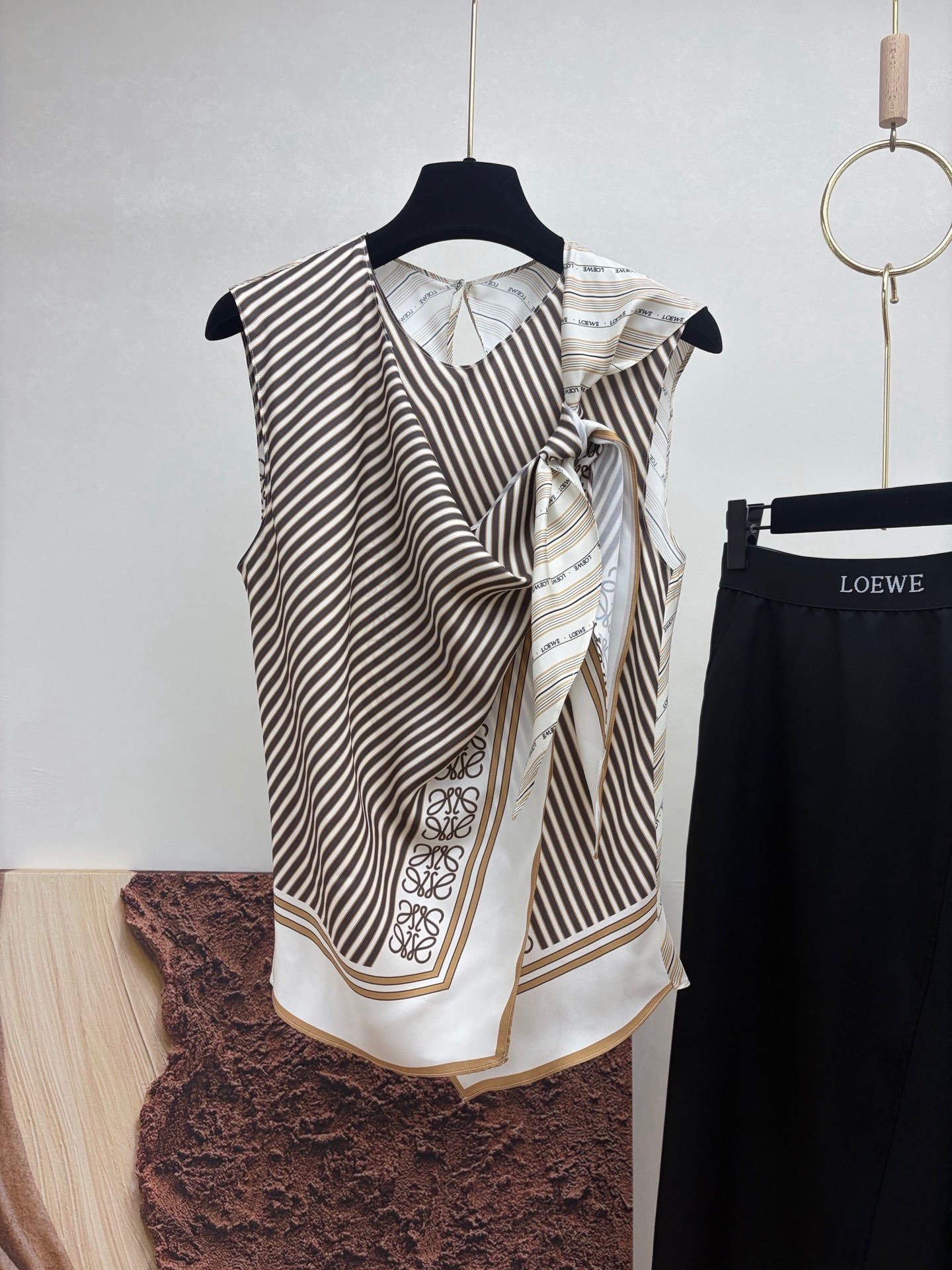 NO:861462,LOE new holiday style irregular striped sleeveless silk scarf top, silk fabric size 36-42, Loewe-clothing, loewe, loewe, real silk,19860909LOE 新款度假风不规则条纹无袖丝巾上衣 真丝面料 码数36-42,罗意威-服装,loewe,loewe,real silk,,Women's clothing