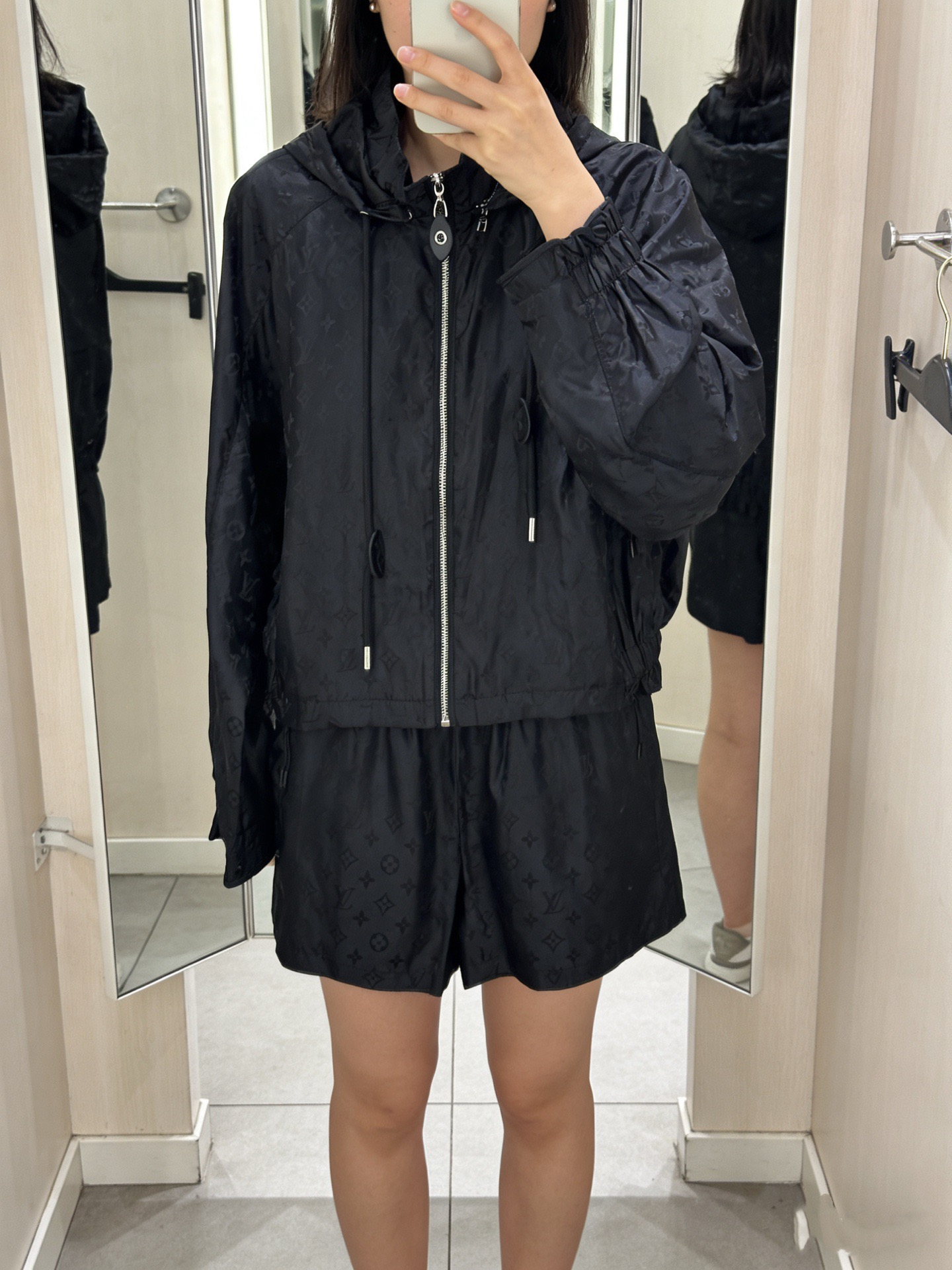 NO:861295,Louis sun protection hooded suit, black-toned presbyopia, low-key and elegant, two-piece set of hooded jacket + elastic shorts, lightweight, breathable and not sweaty, you can create a relaxed and high-class feeling with one click when commuting and going out on the street!  Sizes S-XL!  ,Louis Vuitton-clothing,louis vuitton,shorts,jackets & coats,hats,19860909路易防晒衣连帽套装,黑调老花低调显贵,连帽夹克+松紧短裤两件套,轻量透气不闷汗,通勤出街一键拿捏松弛高级感！S-XL码！,路易威登-服装,louis vuitton,shorts,jackets & coats,hats,,Women's clothing