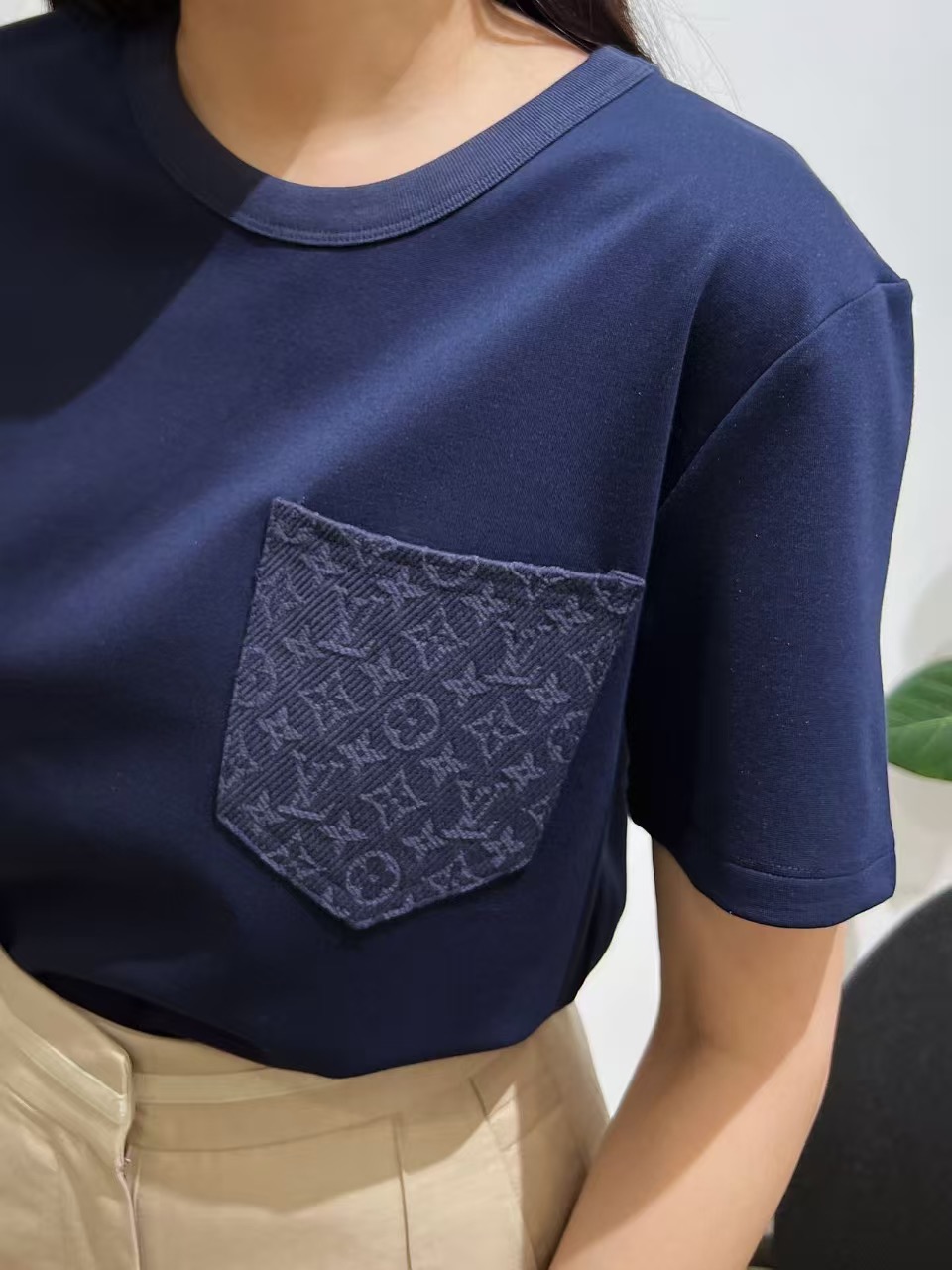 NO:861461,Louis navy blue pocket presbyopic T-shirt, with Monogram presbyopic pocket design on the chest, low-key and recognizable. The navy blue is white and does not pick on skin tone, and can be easily controlled by yellow skin~ Size S-L, Louis Vuitton-clothing, louis vuitton, tees, t-shirt,19860909路易藏蓝色口袋老花T恤,胸口Monogram老花口袋设计,低调又有辨识度.藏蓝色显白不挑肤色,黄皮也能轻松驾驭~ 码数S-L,路易威登-服装,louis vuitton,tees，t-shirt,,Women's clothing