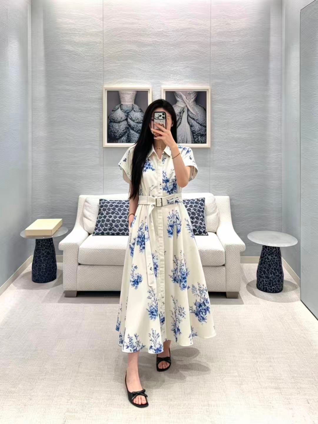 NO:861374,CD blue and white porcelain print dress, the skirt is as elegant as clouds when walking. Sleeveless shirt collar + waist belt, modified waistline, butterfly flower details are super exquisite, elegant and everyday. Size S-L, Dior-clothing, dior, skirts, shirts,19860909CD 青花瓷印花连衣裙,走路裙摆飘逸如云.无袖衬衫领+腰间腰带,修饰腰线,蝴蝶花卉细节超精致,优雅又日常. 码数S-L,迪奥-服装,dior,skirts,shirts,,Women's clothing