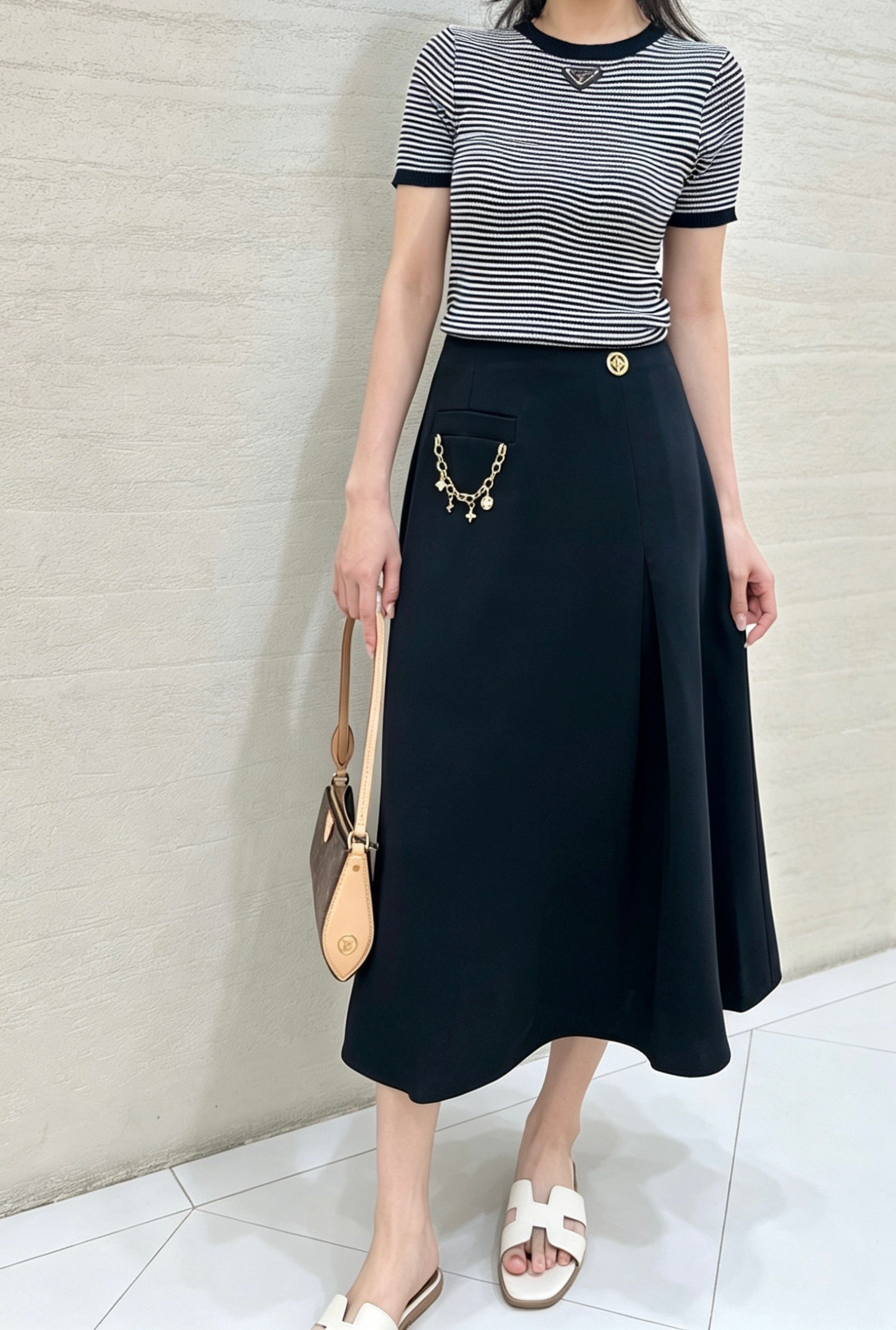 NO:861284,Louis black acetate skirt, embellished with metal chains at the pocket, classic A-line silhouette!  S-XL,Louis Vuitton-clothing,louis vuitton,skirts,19860909路易 黑色半裙 醋酸,袋口金属链条点缀,A字经典版型！S-XL,路易威登-服装,louis vuitton,skirts,,Women's clothing