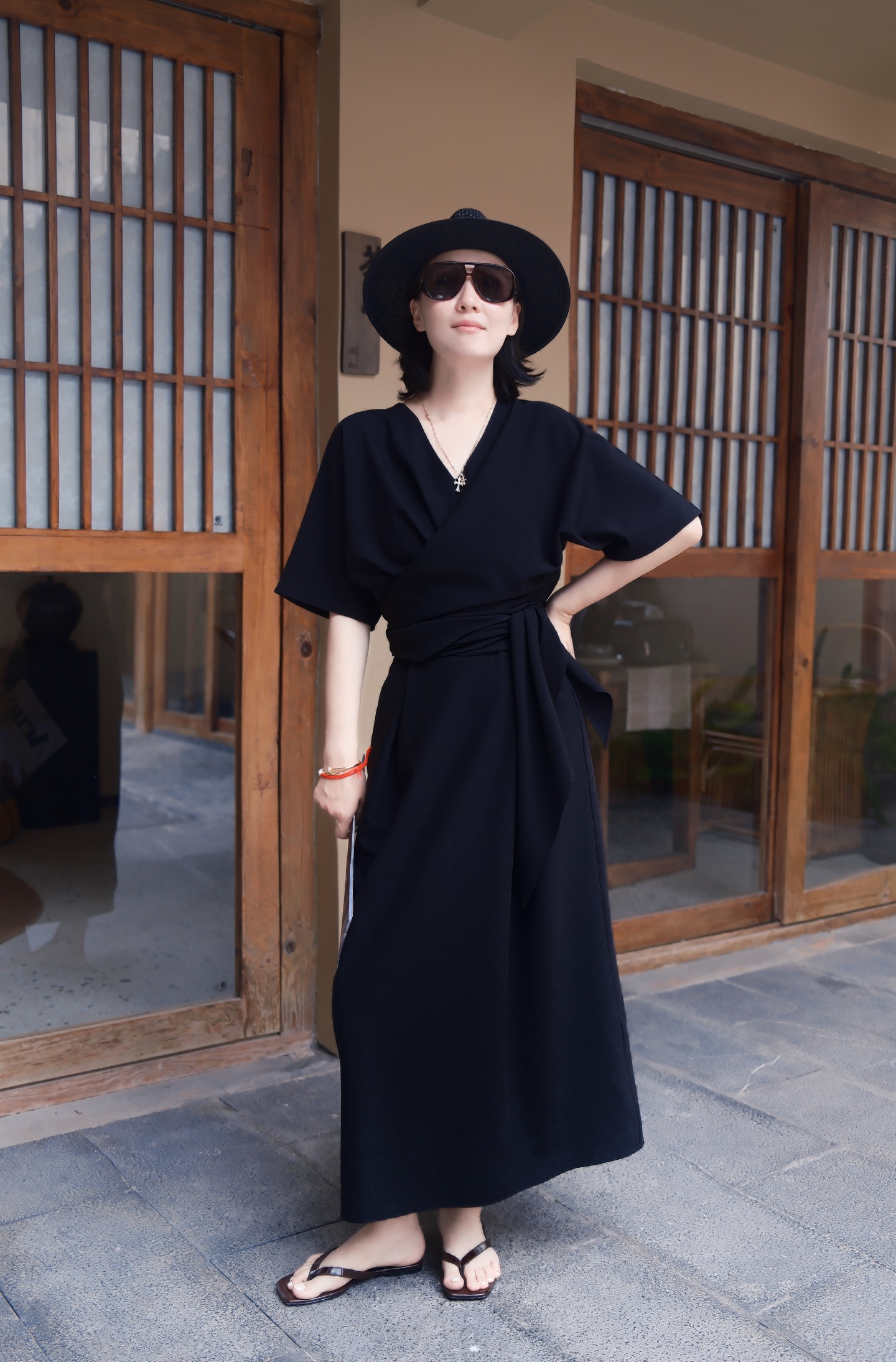 NO:866210,BV's new dress. The deep V overlapping neckline modifies the neck line. The bat sleeves hide the flesh of the arms. The wide straps at the waist can be freely tied to easily cut out the waistline. It has a casual atmosphere, size S-XL, women's clothing, bottega veneta, skirts,19860909BV 新款连衣裙.深V交叠领口修饰颈部线条 蝙蝠袖藏住手臂肉肉,腰间宽幅绑带自由收束 轻松掐出腰线 自带随性氛围感,码数 S-XL,女装,bottega veneta,skirts,,Women's clothing