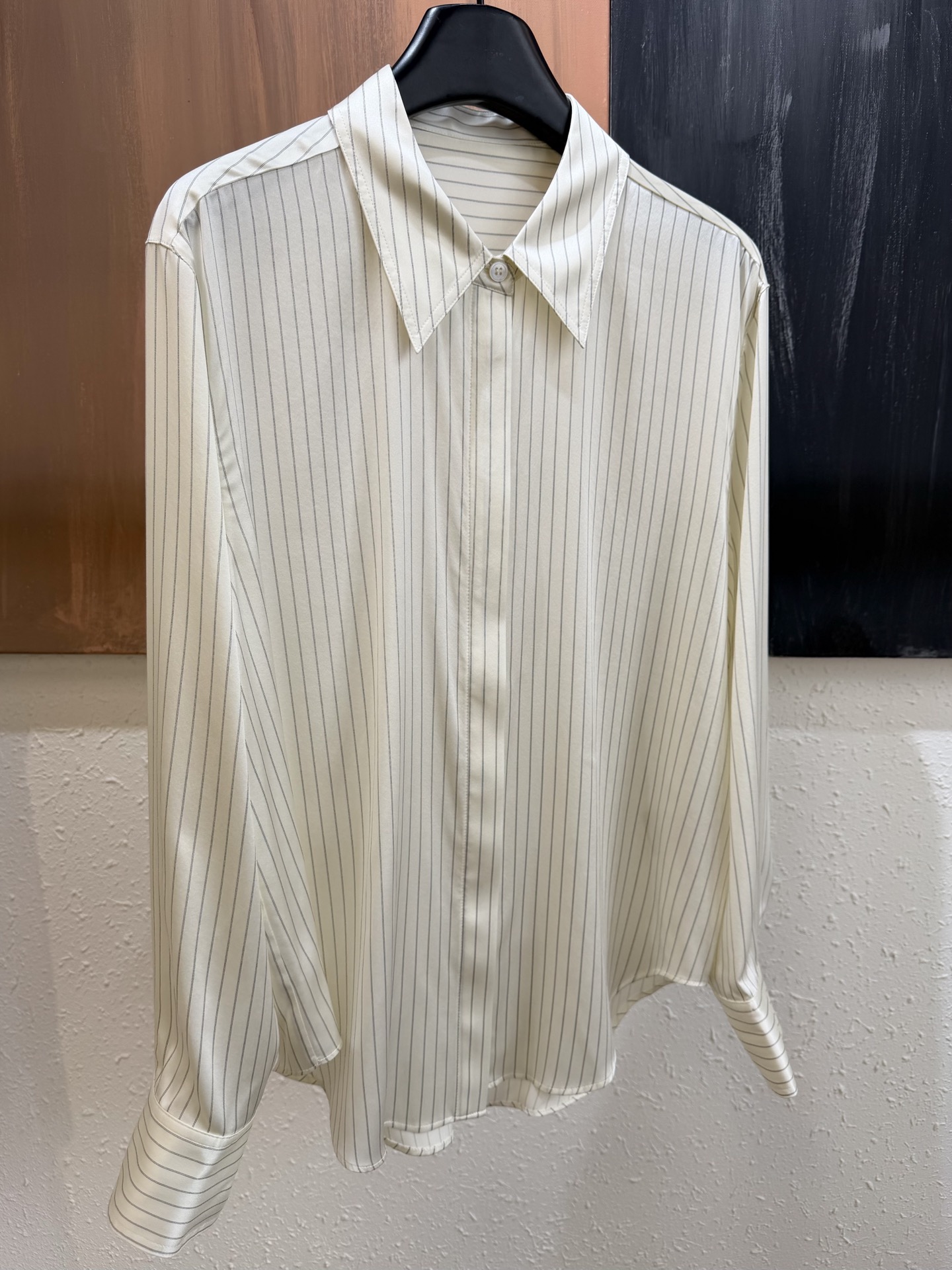 NO:883173,CL satin silk striped top, stripes + satin gloss, simple and textured, natural drape. Size: S-XL, women's clothing, real silk,19860909CL 缎面真丝条纹上衣,条纹+缎面光泽,简约又有质感,垂坠感自然. 码数；S-XL,女装,real silk,,Women's clothing